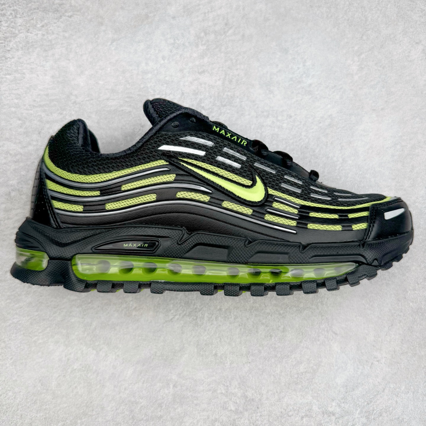 NK AIR MAX TL 2.5 柔软舒适防滑耐磨低帮 气垫生活休闲鞋 男女同款 FZ4110-003 鞋身保留 Air Max 标志性的流线型设计，以大面积黑色包裹，鞋身由透气的织物与光滑皮革拼接打造，搭配侧面波浪型支撑设计，营造出简约百搭的外观。全掌可见的气垫设计，无论是进行运动活动还是日常休闲穿着，都能带来卓越的舒适体验。Air Max TL 2.5 巧妙地将时尚外观与稳固的支撑结构相结合，满足了现代穿着的需求。其轻盈的构造和醒目的配色，使其能够轻松驾驭各种场合。尺码：36 36.5 37.5 38 38.5 39 40 40.5 41 42 42.5 43 44 44.5 45-选品中心