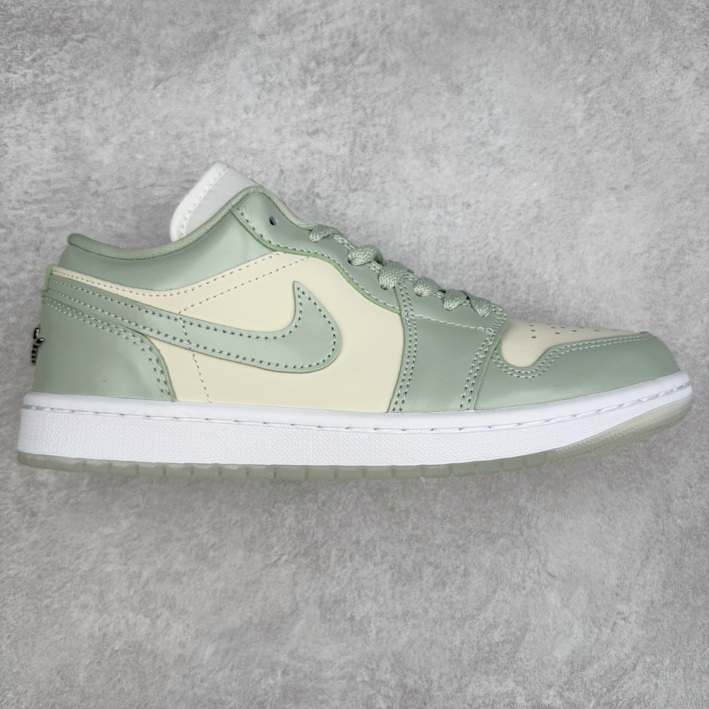 ＃DT纯原 Air Jordan AJ1 Low 低帮 浅绿HF4078-100 终端优势供应 市面中低帮最具代表性版本没有之一 口碑大厂出品 品控大底版型不断改良更新 全套原纸板楦头开发 确保原汁原味 完美呈现版型 完美零毛边处理 原厂内置全掌气垫 价格定位良心 平台专用代工流水线出品 一眼公司既视感 拿到手的一瞬间就与众不同 碾压市面所有版本 全部原鞋开发 每一个配色都会采购原鞋确认细节 打破市面看图做货无好货之说 尺码：35.5 36 36.5 37.5 38 38.5 39 40 40.5 41 42 42.5 43 44 44.5 45 46-选品中心