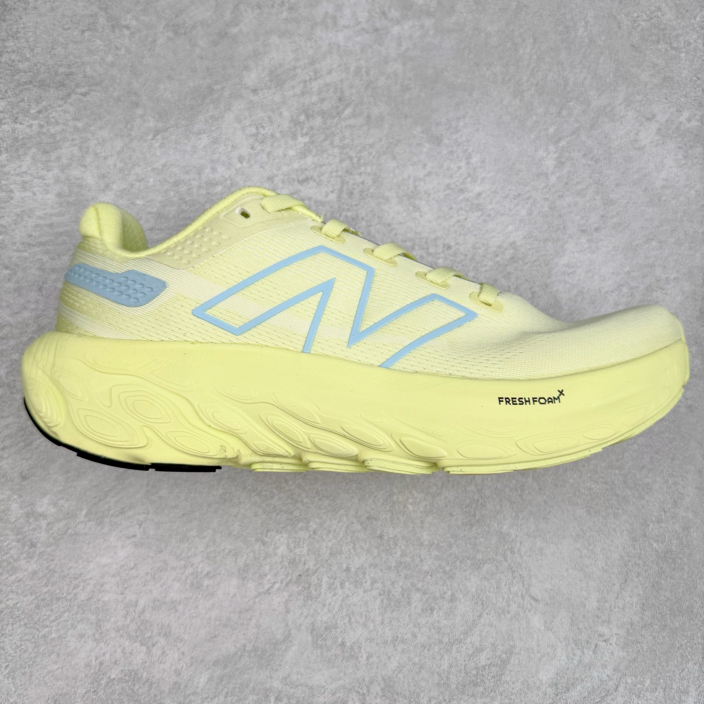 图片[6]-New Balance Fresh Foam X NB1080V13 新百伦系列低帮轻量化厚底健身休闲运动慢跑鞋 近赏｜无论是日常慢跑，还是City Walk，它都可轻松应对提起今年最流行的事情，想必在你所在的城市来一段City Walk，是很多潮男潮女都会做的吧。当时间来到十月，一年中最舒服的时光，无论是慢跑也好，还是City Walk，今天推荐的这双鞋，都可以轻松应对。那就是可以带给你久违的松弛感、治愈你柔软的需要的New Balance Fresh Foam X1080v13。作为New Balance经典跑鞋系列，1080系列可以说凝聚了品牌历来前沿科技与制造匠心。今年的v13版本可谓再度革新。在舒适体验、运动性能以及造型风格三个维度上做到了有机交融。舒适体验一直是1080跑鞋系列带给我们最大的直观感受，加上本就带有严肃跑鞋基因，在今年全新材料配方的Fresh FoamX中底泡棉上则有了不一样的缓震性能，重新定义“踩屎感”。可再生柔软针织鞋面使用可追溯的Repreve再生鞋面材料，柔软透气的鞋面提供绵密的贴合与包裹感，轻量分区橡胶大底分区外底橡胶采用新材料，改进纹路设计，增加前掌外底硬度，提升滚动反馈和传动效率。尺码：36 36.5 37 37.5 38 38.5 39.5 40 40.5 41.5 42 42.5 43 44 45-选品中心