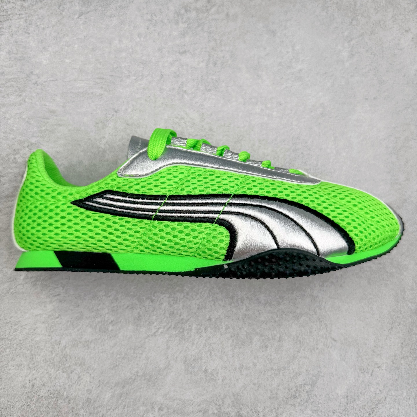 ＃TG特价福利 PUMA Speedca OG 彪马极速赛车系列低帮德训风拼接复古百搭休闲运动赛车鞋 鞋款从80、90年代赛车手所穿的防火赛车鞋为原型，鞋身线条模仿了赛车的流线廓形，体现了空气动力学原理的结构。简约流畅的外观，恰好又和贯穿其中的Formstrip Logo融合恰到好处，视觉上细节丰富且协调。本次Speedcat OG鞋款归来，最大看点自然式保留了窄版鞋型以及薄底构造。这两年各品牌鞋底越做越厚，Speedcat反其道而行之，上脚几乎无鞋底的效果带来耳目一新的视觉体验。鞋面依旧是以质感细腻的麂皮材质打造，并且大面积近乎全包裹的使用，复古味道也愈发浓烈。配色上更是将最原始的黑色和红色带回，向F1赛车队的标志性队服致敬。相信让各位一眼种草的更多是出挑的大红色，上脚即可瞬间点亮整体造型，在以球鞋为核心的OOTD中脱颖而出。而另一款黑色则是低调的万金油，彰显新潮个性的同时又不喧宾夺主，也是热爱简约系穿搭朋友的首选。 尺码：35.5 36 37 37.5 38 38.5 39 40 40.5 41 42 42.5 43 44 44.5 45-选品中心