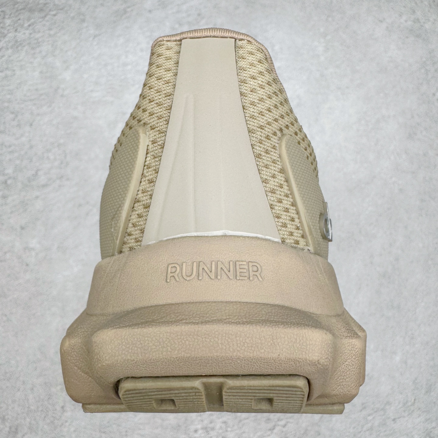 图片[8]-Alo yoga Alo Runner 舒适百搭防滑耐磨低帮跑步鞋 Alo Yoga于2007年创立于洛杉矶，意在传播有意识的运动，同时激发人们的健康意识与创造力。品牌的核心理念在于制作能够带来完美体验的瑜伽服饰与功能性单品，让有意识的运动触入并改变生活。Alo Yoga将其设计延伸到日常服饰概念，坚持不懈地捕捉当代时尚潮流，将品牌的运动美学理念、精致前卫的设计与舒适功能面料完美结合。与此同时，Alo Yoga的设计受到了时尚界人士与名人们的追捧，Talor Swift、Kendall Jenner等街拍照片中都曾出现品牌不同单品的身影。尺码：36 36.5 37.5 38 38.5 39 40 40.5 41 42 42.5 43 44 44.5 45-选品中心