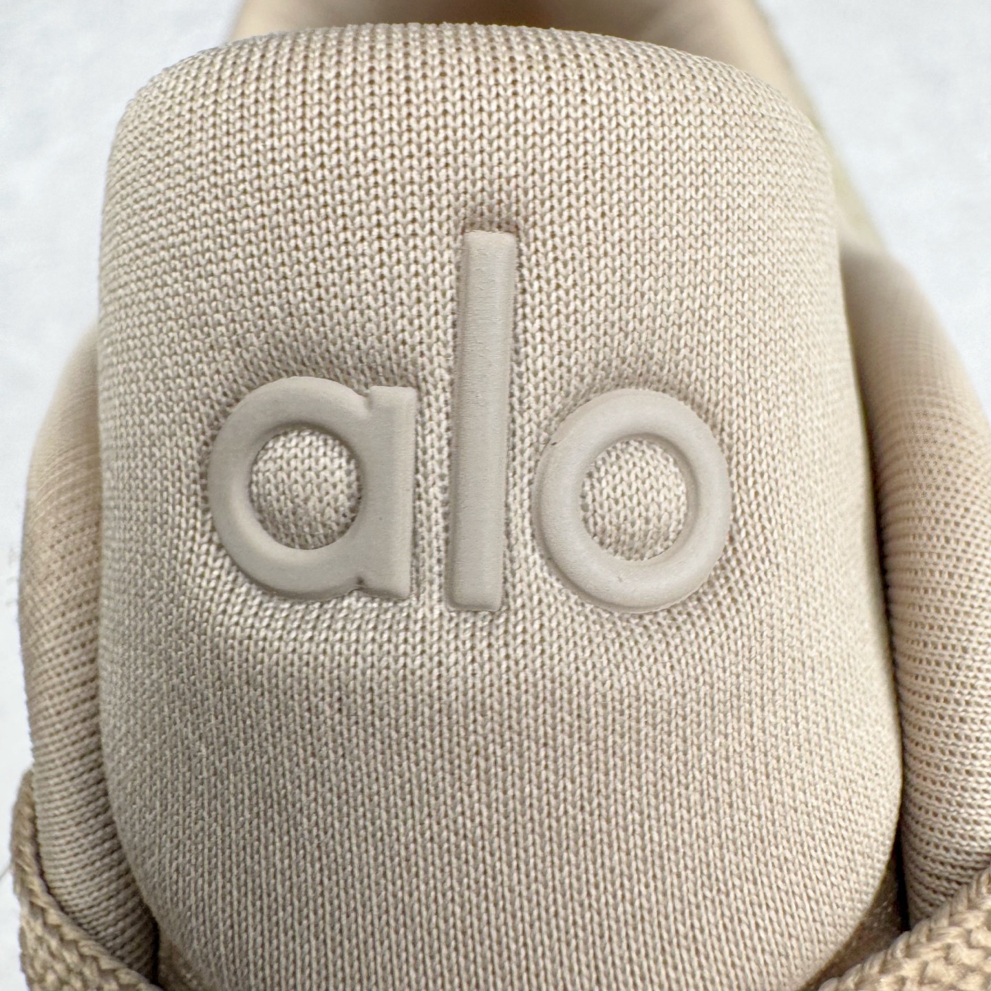 图片[12]-Alo yoga Alo Runner 舒适百搭防滑耐磨低帮跑步鞋 Alo Yoga于2007年创立于洛杉矶，意在传播有意识的运动，同时激发人们的健康意识与创造力。品牌的核心理念在于制作能够带来完美体验的瑜伽服饰与功能性单品，让有意识的运动触入并改变生活。Alo Yoga将其设计延伸到日常服饰概念，坚持不懈地捕捉当代时尚潮流，将品牌的运动美学理念、精致前卫的设计与舒适功能面料完美结合。与此同时，Alo Yoga的设计受到了时尚界人士与名人们的追捧，Talor Swift、Kendall Jenner等街拍照片中都曾出现品牌不同单品的身影。尺码：36 36.5 37.5 38 38.5 39 40 40.5 41 42 42.5 43 44 44.5 45-选品中心