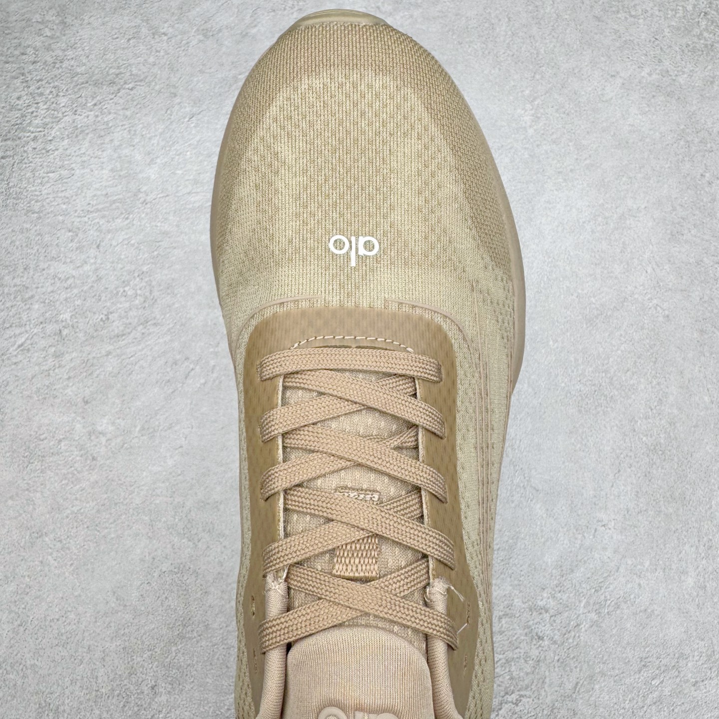 图片[4]-Alo yoga Alo Runner 舒适百搭防滑耐磨低帮跑步鞋 Alo Yoga于2007年创立于洛杉矶，意在传播有意识的运动，同时激发人们的健康意识与创造力。品牌的核心理念在于制作能够带来完美体验的瑜伽服饰与功能性单品，让有意识的运动触入并改变生活。Alo Yoga将其设计延伸到日常服饰概念，坚持不懈地捕捉当代时尚潮流，将品牌的运动美学理念、精致前卫的设计与舒适功能面料完美结合。与此同时，Alo Yoga的设计受到了时尚界人士与名人们的追捧，Talor Swift、Kendall Jenner等街拍照片中都曾出现品牌不同单品的身影。尺码：36 36.5 37.5 38 38.5 39 40 40.5 41 42 42.5 43 44 44.5 45-选品中心