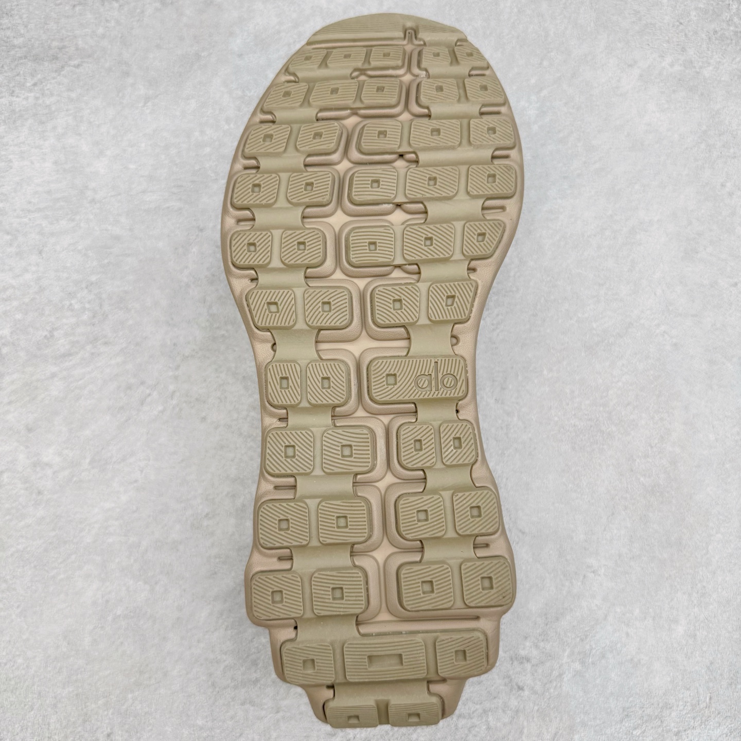 图片[9]-Alo yoga Alo Runner 舒适百搭防滑耐磨低帮跑步鞋 Alo Yoga于2007年创立于洛杉矶，意在传播有意识的运动，同时激发人们的健康意识与创造力。品牌的核心理念在于制作能够带来完美体验的瑜伽服饰与功能性单品，让有意识的运动触入并改变生活。Alo Yoga将其设计延伸到日常服饰概念，坚持不懈地捕捉当代时尚潮流，将品牌的运动美学理念、精致前卫的设计与舒适功能面料完美结合。与此同时，Alo Yoga的设计受到了时尚界人士与名人们的追捧，Talor Swift、Kendall Jenner等街拍照片中都曾出现品牌不同单品的身影。尺码：36 36.5 37.5 38 38.5 39 40 40.5 41 42 42.5 43 44 44.5 45-选品中心