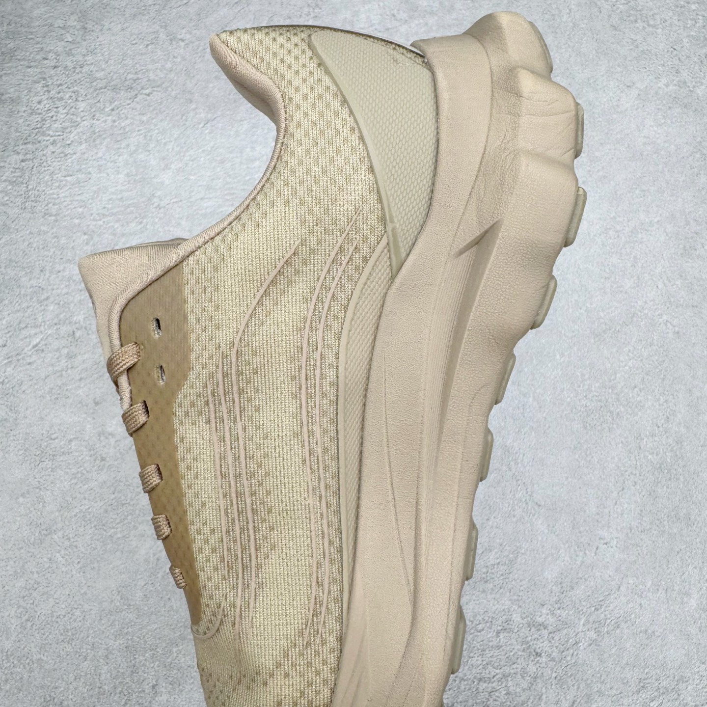 图片[7]-Alo yoga Alo Runner 舒适百搭防滑耐磨低帮跑步鞋 Alo Yoga于2007年创立于洛杉矶，意在传播有意识的运动，同时激发人们的健康意识与创造力。品牌的核心理念在于制作能够带来完美体验的瑜伽服饰与功能性单品，让有意识的运动触入并改变生活。Alo Yoga将其设计延伸到日常服饰概念，坚持不懈地捕捉当代时尚潮流，将品牌的运动美学理念、精致前卫的设计与舒适功能面料完美结合。与此同时，Alo Yoga的设计受到了时尚界人士与名人们的追捧，Talor Swift、Kendall Jenner等街拍照片中都曾出现品牌不同单品的身影。尺码：36 36.5 37.5 38 38.5 39 40 40.5 41 42 42.5 43 44 44.5 45-选品中心