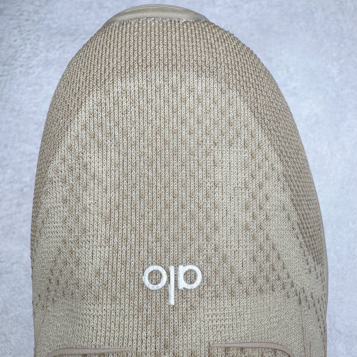 图片[13]-Alo yoga Alo Runner 舒适百搭防滑耐磨低帮跑步鞋 Alo Yoga于2007年创立于洛杉矶，意在传播有意识的运动，同时激发人们的健康意识与创造力。品牌的核心理念在于制作能够带来完美体验的瑜伽服饰与功能性单品，让有意识的运动触入并改变生活。Alo Yoga将其设计延伸到日常服饰概念，坚持不懈地捕捉当代时尚潮流，将品牌的运动美学理念、精致前卫的设计与舒适功能面料完美结合。与此同时，Alo Yoga的设计受到了时尚界人士与名人们的追捧，Talor Swift、Kendall Jenner等街拍照片中都曾出现品牌不同单品的身影。尺码：36 36.5 37.5 38 38.5 39 40 40.5 41 42 42.5 43 44 44.5 45-选品中心