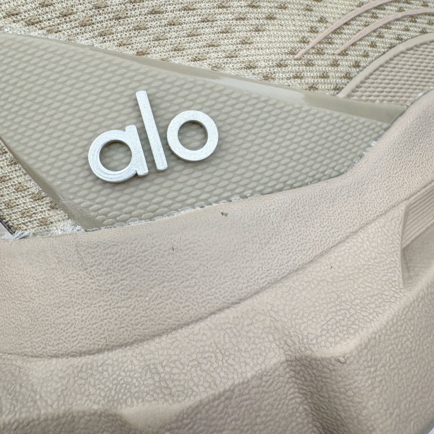 图片[16]-Alo yoga Alo Runner 舒适百搭防滑耐磨低帮跑步鞋 Alo Yoga于2007年创立于洛杉矶，意在传播有意识的运动，同时激发人们的健康意识与创造力。品牌的核心理念在于制作能够带来完美体验的瑜伽服饰与功能性单品，让有意识的运动触入并改变生活。Alo Yoga将其设计延伸到日常服饰概念，坚持不懈地捕捉当代时尚潮流，将品牌的运动美学理念、精致前卫的设计与舒适功能面料完美结合。与此同时，Alo Yoga的设计受到了时尚界人士与名人们的追捧，Talor Swift、Kendall Jenner等街拍照片中都曾出现品牌不同单品的身影。尺码：36 36.5 37.5 38 38.5 39 40 40.5 41 42 42.5 43 44 44.5 45-选品中心