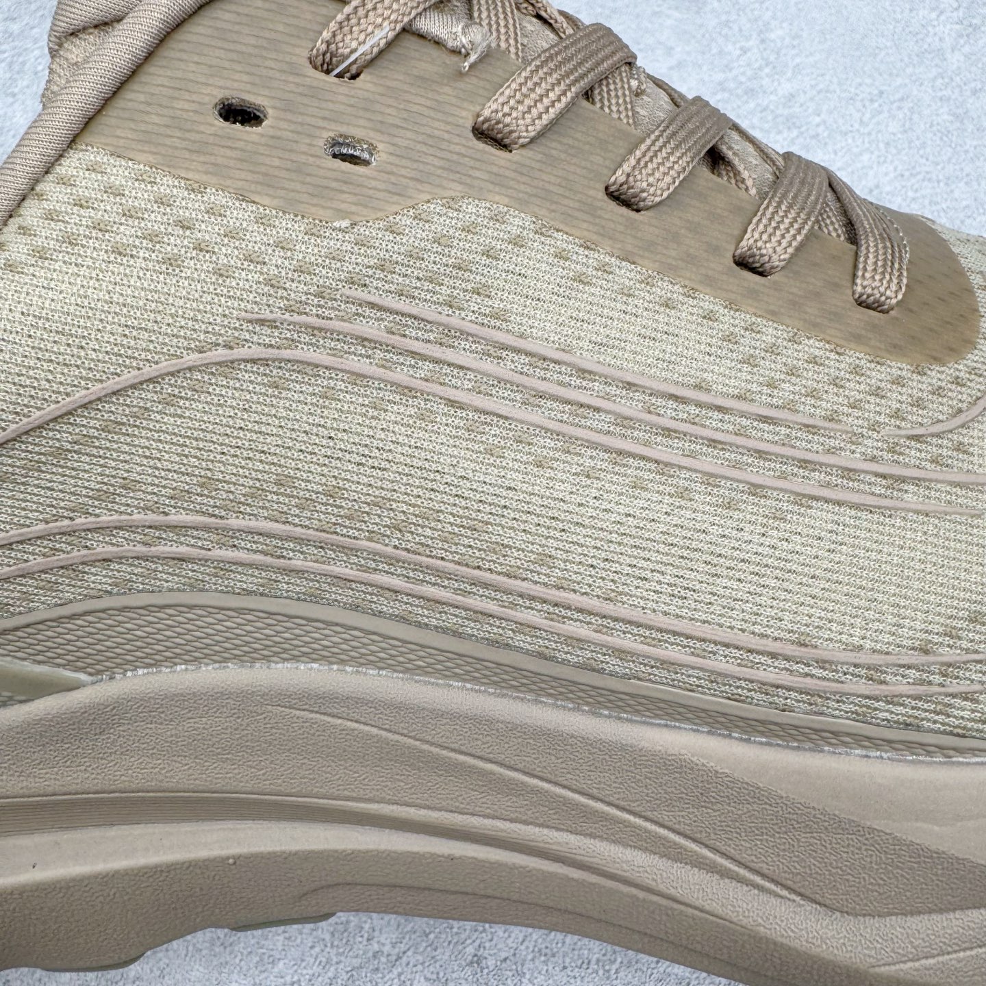 图片[15]-Alo yoga Alo Runner 舒适百搭防滑耐磨低帮跑步鞋 Alo Yoga于2007年创立于洛杉矶，意在传播有意识的运动，同时激发人们的健康意识与创造力。品牌的核心理念在于制作能够带来完美体验的瑜伽服饰与功能性单品，让有意识的运动触入并改变生活。Alo Yoga将其设计延伸到日常服饰概念，坚持不懈地捕捉当代时尚潮流，将品牌的运动美学理念、精致前卫的设计与舒适功能面料完美结合。与此同时，Alo Yoga的设计受到了时尚界人士与名人们的追捧，Talor Swift、Kendall Jenner等街拍照片中都曾出现品牌不同单品的身影。尺码：36 36.5 37.5 38 38.5 39 40 40.5 41 42 42.5 43 44 44.5 45-选品中心