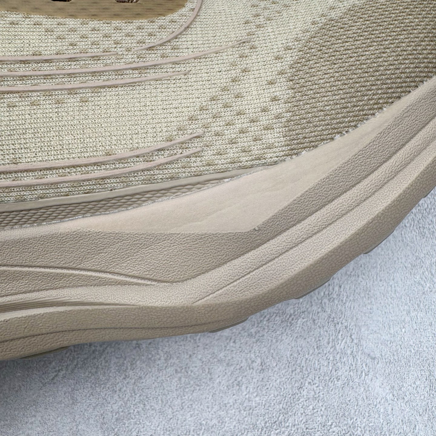 图片[17]-Alo yoga Alo Runner 舒适百搭防滑耐磨低帮跑步鞋 Alo Yoga于2007年创立于洛杉矶，意在传播有意识的运动，同时激发人们的健康意识与创造力。品牌的核心理念在于制作能够带来完美体验的瑜伽服饰与功能性单品，让有意识的运动触入并改变生活。Alo Yoga将其设计延伸到日常服饰概念，坚持不懈地捕捉当代时尚潮流，将品牌的运动美学理念、精致前卫的设计与舒适功能面料完美结合。与此同时，Alo Yoga的设计受到了时尚界人士与名人们的追捧，Talor Swift、Kendall Jenner等街拍照片中都曾出现品牌不同单品的身影。尺码：36 36.5 37.5 38 38.5 39 40 40.5 41 42 42.5 43 44 44.5 45-选品中心