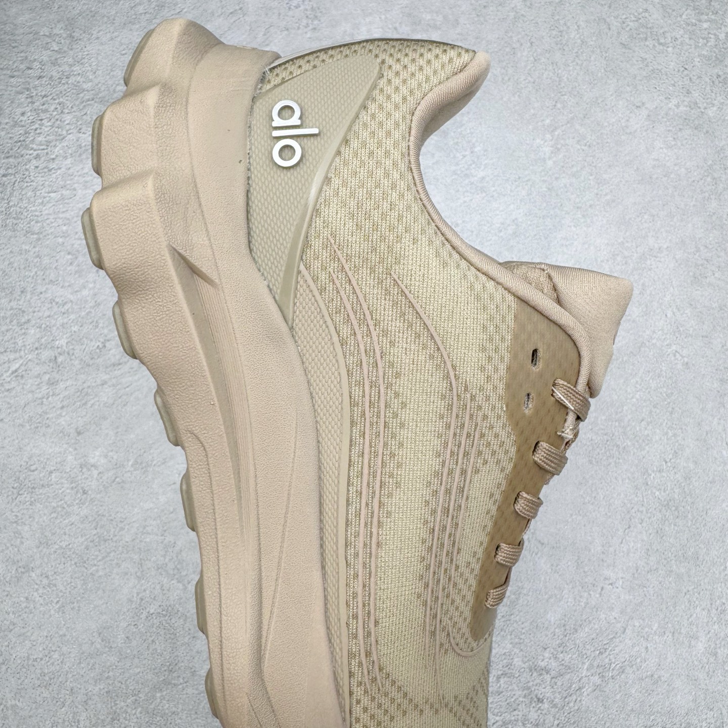 图片[6]-Alo yoga Alo Runner 舒适百搭防滑耐磨低帮跑步鞋 Alo Yoga于2007年创立于洛杉矶，意在传播有意识的运动，同时激发人们的健康意识与创造力。品牌的核心理念在于制作能够带来完美体验的瑜伽服饰与功能性单品，让有意识的运动触入并改变生活。Alo Yoga将其设计延伸到日常服饰概念，坚持不懈地捕捉当代时尚潮流，将品牌的运动美学理念、精致前卫的设计与舒适功能面料完美结合。与此同时，Alo Yoga的设计受到了时尚界人士与名人们的追捧，Talor Swift、Kendall Jenner等街拍照片中都曾出现品牌不同单品的身影。尺码：36 36.5 37.5 38 38.5 39 40 40.5 41 42 42.5 43 44 44.5 45-选品中心