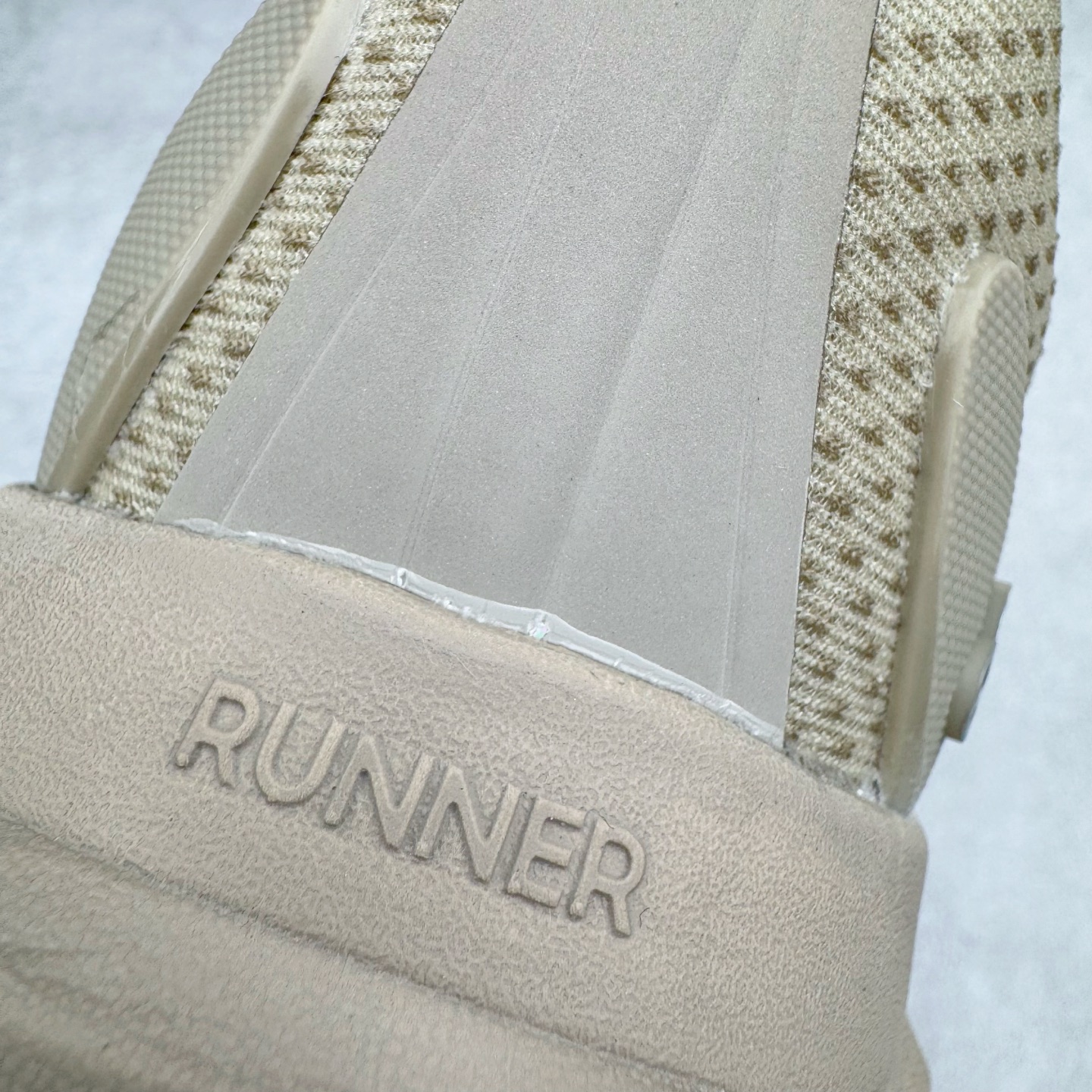 图片[14]-Alo yoga Alo Runner 舒适百搭防滑耐磨低帮跑步鞋 Alo Yoga于2007年创立于洛杉矶，意在传播有意识的运动，同时激发人们的健康意识与创造力。品牌的核心理念在于制作能够带来完美体验的瑜伽服饰与功能性单品，让有意识的运动触入并改变生活。Alo Yoga将其设计延伸到日常服饰概念，坚持不懈地捕捉当代时尚潮流，将品牌的运动美学理念、精致前卫的设计与舒适功能面料完美结合。与此同时，Alo Yoga的设计受到了时尚界人士与名人们的追捧，Talor Swift、Kendall Jenner等街拍照片中都曾出现品牌不同单品的身影。尺码：36 36.5 37.5 38 38.5 39 40 40.5 41 42 42.5 43 44 44.5 45-选品中心