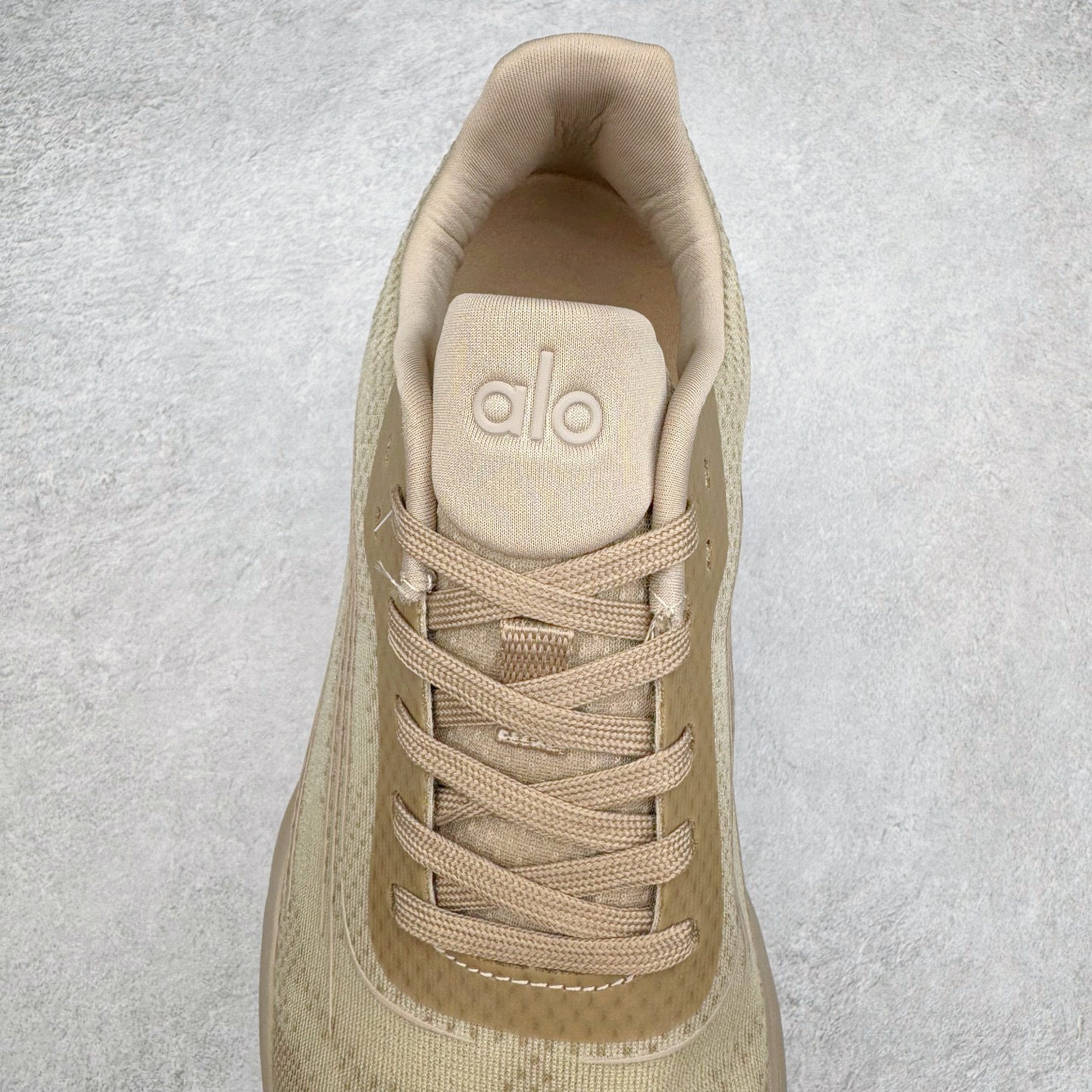 图片[5]-Alo yoga Alo Runner 舒适百搭防滑耐磨低帮跑步鞋 Alo Yoga于2007年创立于洛杉矶，意在传播有意识的运动，同时激发人们的健康意识与创造力。品牌的核心理念在于制作能够带来完美体验的瑜伽服饰与功能性单品，让有意识的运动触入并改变生活。Alo Yoga将其设计延伸到日常服饰概念，坚持不懈地捕捉当代时尚潮流，将品牌的运动美学理念、精致前卫的设计与舒适功能面料完美结合。与此同时，Alo Yoga的设计受到了时尚界人士与名人们的追捧，Talor Swift、Kendall Jenner等街拍照片中都曾出现品牌不同单品的身影。尺码：36 36.5 37.5 38 38.5 39 40 40.5 41 42 42.5 43 44 44.5 45-选品中心