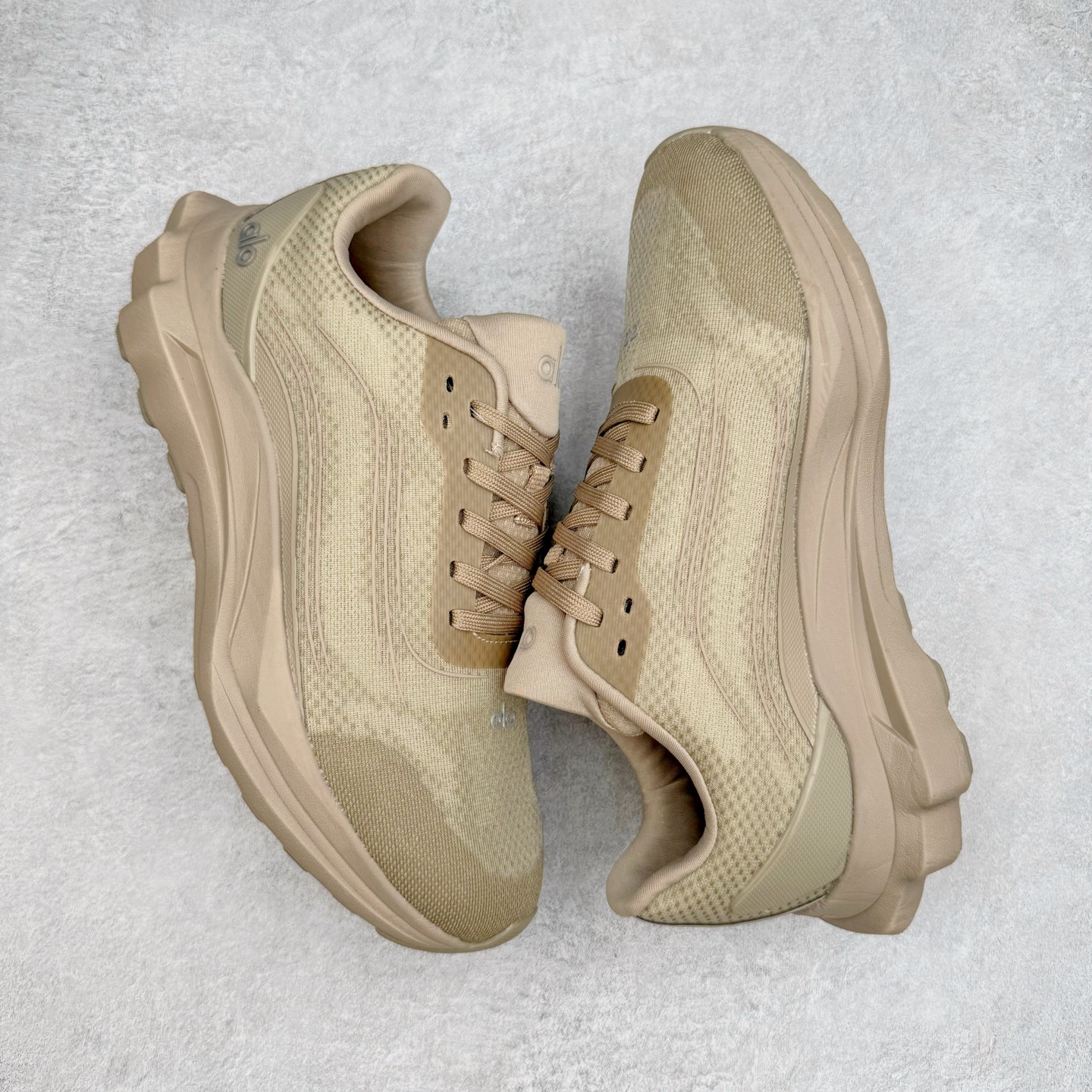 图片[3]-Alo yoga Alo Runner 舒适百搭防滑耐磨低帮跑步鞋 Alo Yoga于2007年创立于洛杉矶，意在传播有意识的运动，同时激发人们的健康意识与创造力。品牌的核心理念在于制作能够带来完美体验的瑜伽服饰与功能性单品，让有意识的运动触入并改变生活。Alo Yoga将其设计延伸到日常服饰概念，坚持不懈地捕捉当代时尚潮流，将品牌的运动美学理念、精致前卫的设计与舒适功能面料完美结合。与此同时，Alo Yoga的设计受到了时尚界人士与名人们的追捧，Talor Swift、Kendall Jenner等街拍照片中都曾出现品牌不同单品的身影。尺码：36 36.5 37.5 38 38.5 39 40 40.5 41 42 42.5 43 44 44.5 45-选品中心