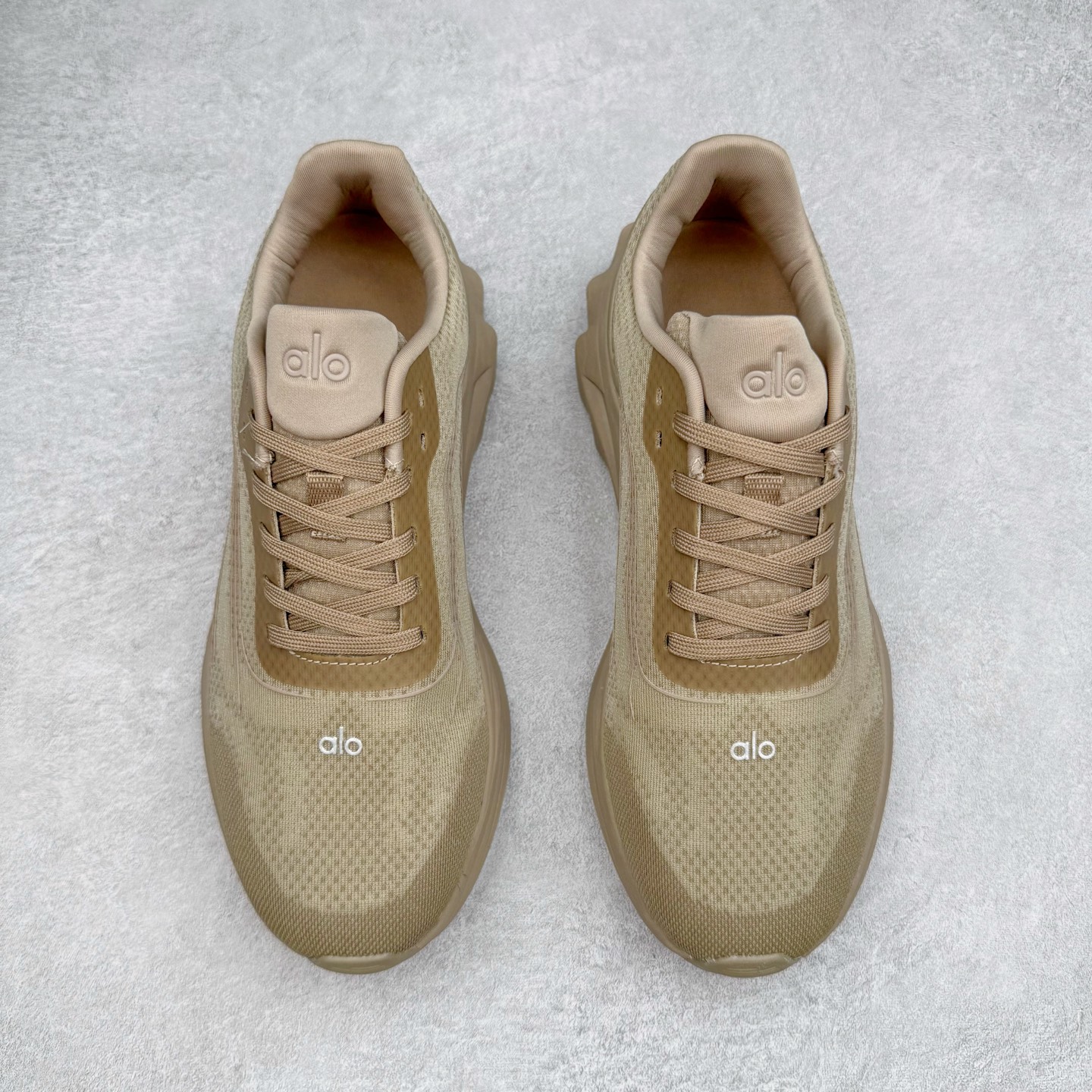 图片[2]-Alo yoga Alo Runner 舒适百搭防滑耐磨低帮跑步鞋 Alo Yoga于2007年创立于洛杉矶，意在传播有意识的运动，同时激发人们的健康意识与创造力。品牌的核心理念在于制作能够带来完美体验的瑜伽服饰与功能性单品，让有意识的运动触入并改变生活。Alo Yoga将其设计延伸到日常服饰概念，坚持不懈地捕捉当代时尚潮流，将品牌的运动美学理念、精致前卫的设计与舒适功能面料完美结合。与此同时，Alo Yoga的设计受到了时尚界人士与名人们的追捧，Talor Swift、Kendall Jenner等街拍照片中都曾出现品牌不同单品的身影。尺码：36 36.5 37.5 38 38.5 39 40 40.5 41 42 42.5 43 44 44.5 45-选品中心