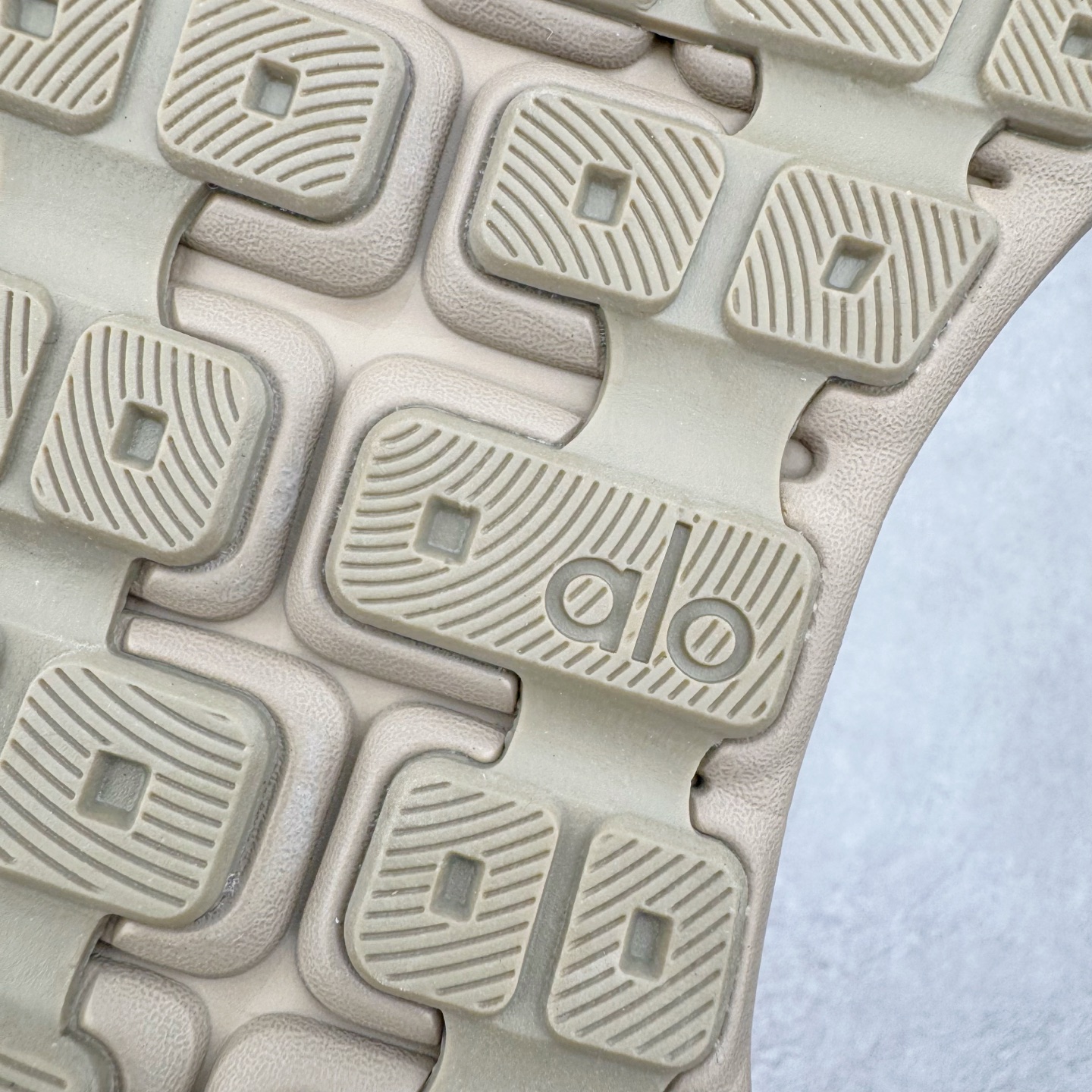 图片[18]-Alo yoga Alo Runner 舒适百搭防滑耐磨低帮跑步鞋 Alo Yoga于2007年创立于洛杉矶，意在传播有意识的运动，同时激发人们的健康意识与创造力。品牌的核心理念在于制作能够带来完美体验的瑜伽服饰与功能性单品，让有意识的运动触入并改变生活。Alo Yoga将其设计延伸到日常服饰概念，坚持不懈地捕捉当代时尚潮流，将品牌的运动美学理念、精致前卫的设计与舒适功能面料完美结合。与此同时，Alo Yoga的设计受到了时尚界人士与名人们的追捧，Talor Swift、Kendall Jenner等街拍照片中都曾出现品牌不同单品的身影。尺码：36 36.5 37.5 38 38.5 39 40 40.5 41 42 42.5 43 44 44.5 45-选品中心