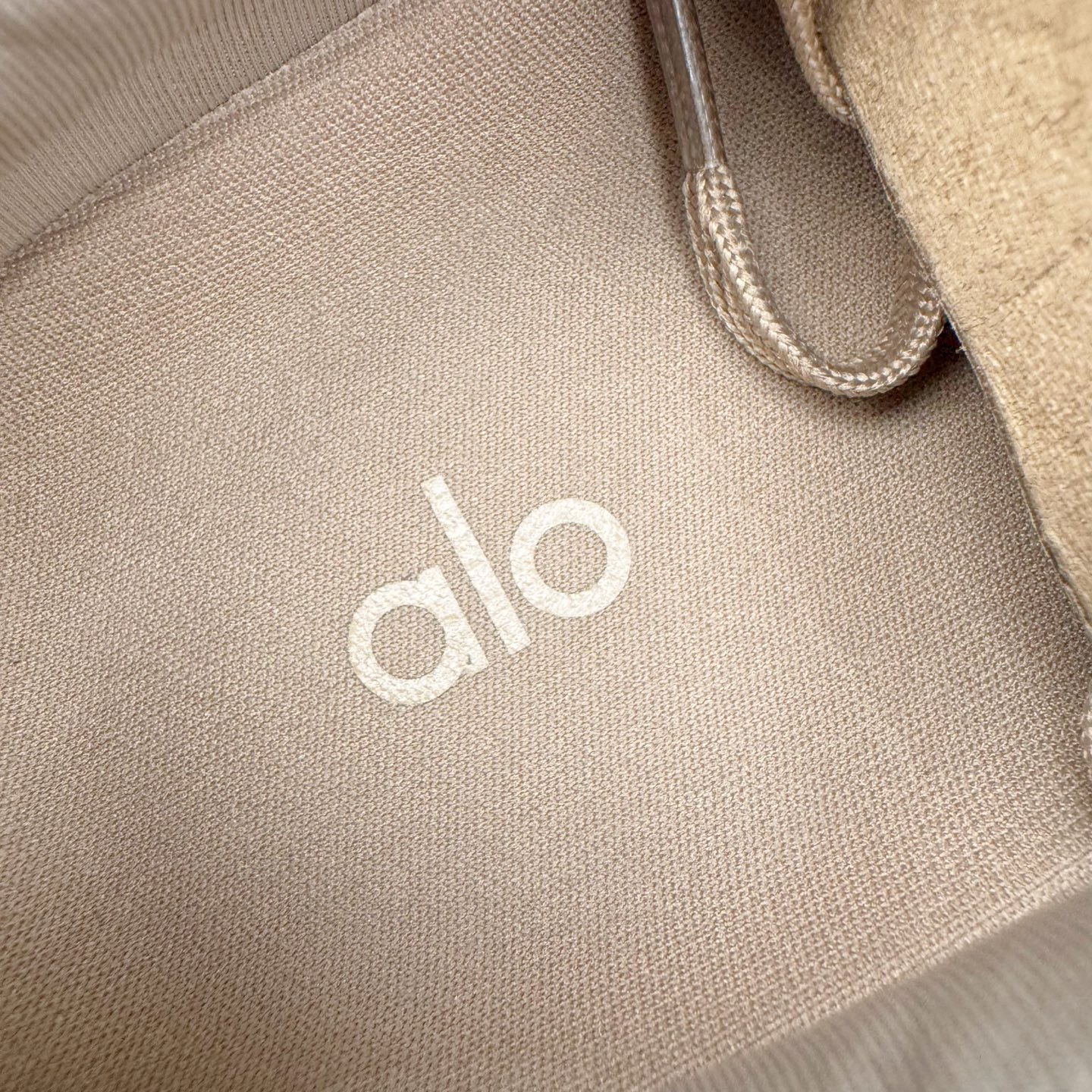 图片[11]-Alo yoga Alo Runner 舒适百搭防滑耐磨低帮跑步鞋 Alo Yoga于2007年创立于洛杉矶，意在传播有意识的运动，同时激发人们的健康意识与创造力。品牌的核心理念在于制作能够带来完美体验的瑜伽服饰与功能性单品，让有意识的运动触入并改变生活。Alo Yoga将其设计延伸到日常服饰概念，坚持不懈地捕捉当代时尚潮流，将品牌的运动美学理念、精致前卫的设计与舒适功能面料完美结合。与此同时，Alo Yoga的设计受到了时尚界人士与名人们的追捧，Talor Swift、Kendall Jenner等街拍照片中都曾出现品牌不同单品的身影。尺码：36 36.5 37.5 38 38.5 39 40 40.5 41 42 42.5 43 44 44.5 45-选品中心