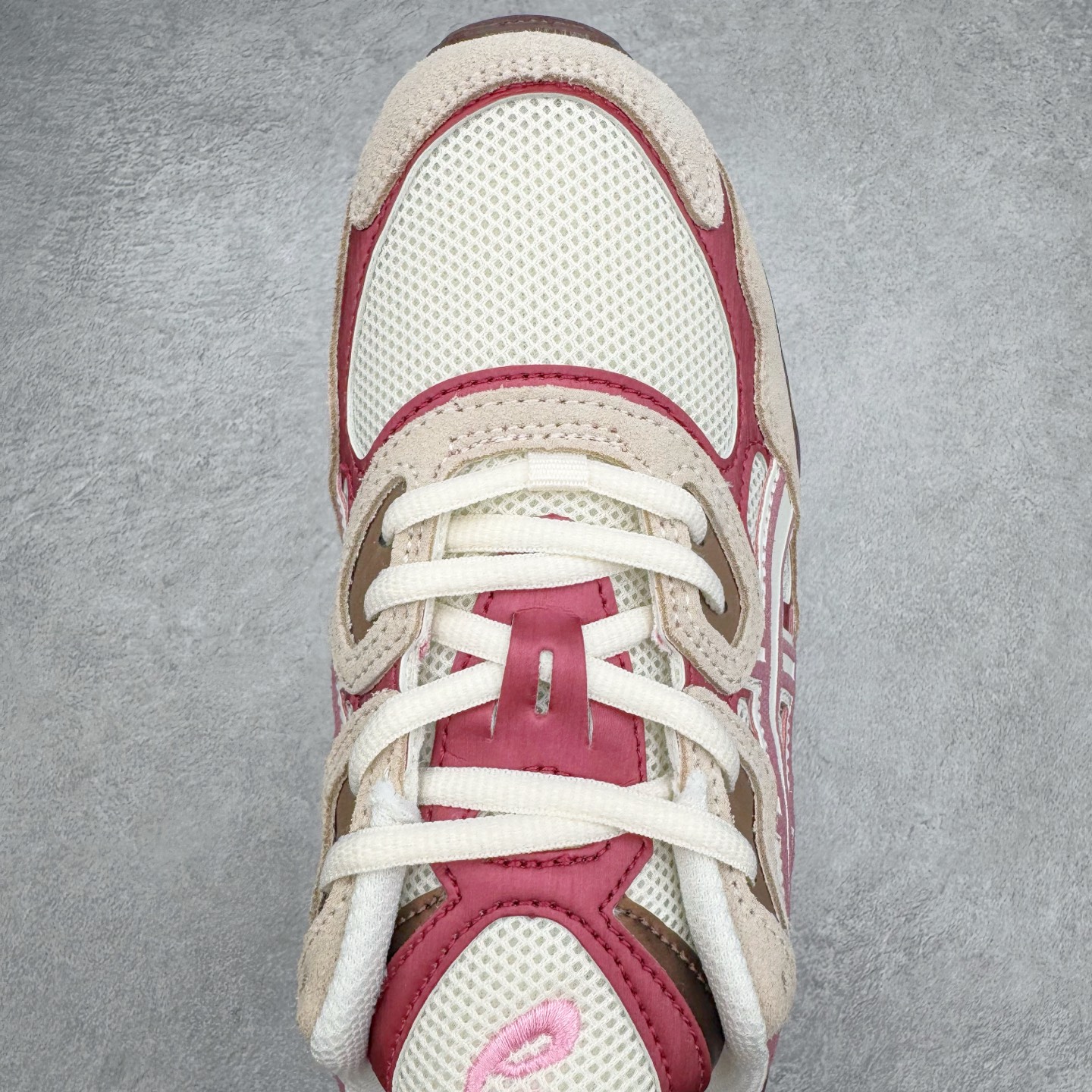 图片[4]-Asics GEL-NYC 亚瑟士防滑耐磨透气低帮运动休闲鞋 GEL-NYC™ 运动鞋的灵感源自传统和现代高性能跑步风格 其鞋面结构参考了 2000 年代初的 GEL-NIMBUS™ 3 鞋 并将其与 MC-PLUS V 设计中的各种装饰融为一体 该工装通过使用 GEL-CUMULUS® 16 鞋的工装系统来对比鞋面的复古风格 通过轻质泡沫和 GEL® 技术嵌入物的结合 这种中底结构有助于创造先进的脚底舒适度 尺码：36 37 37.5 38 39 40.5 41.5 42 42.5 43.5 44 45-选品中心