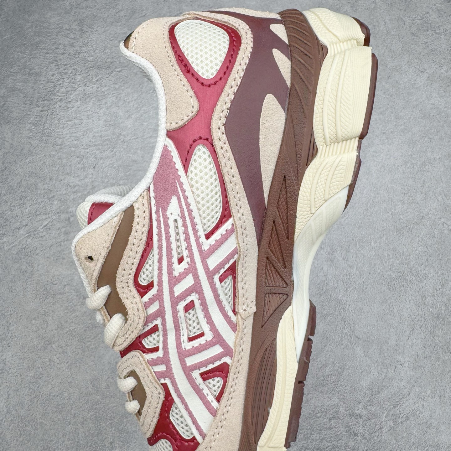 图片[7]-Asics GEL-NYC 亚瑟士防滑耐磨透气低帮运动休闲鞋 GEL-NYC™ 运动鞋的灵感源自传统和现代高性能跑步风格 其鞋面结构参考了 2000 年代初的 GEL-NIMBUS™ 3 鞋 并将其与 MC-PLUS V 设计中的各种装饰融为一体 该工装通过使用 GEL-CUMULUS® 16 鞋的工装系统来对比鞋面的复古风格 通过轻质泡沫和 GEL® 技术嵌入物的结合 这种中底结构有助于创造先进的脚底舒适度 尺码：36 37 37.5 38 39 40.5 41.5 42 42.5 43.5 44 45-选品中心