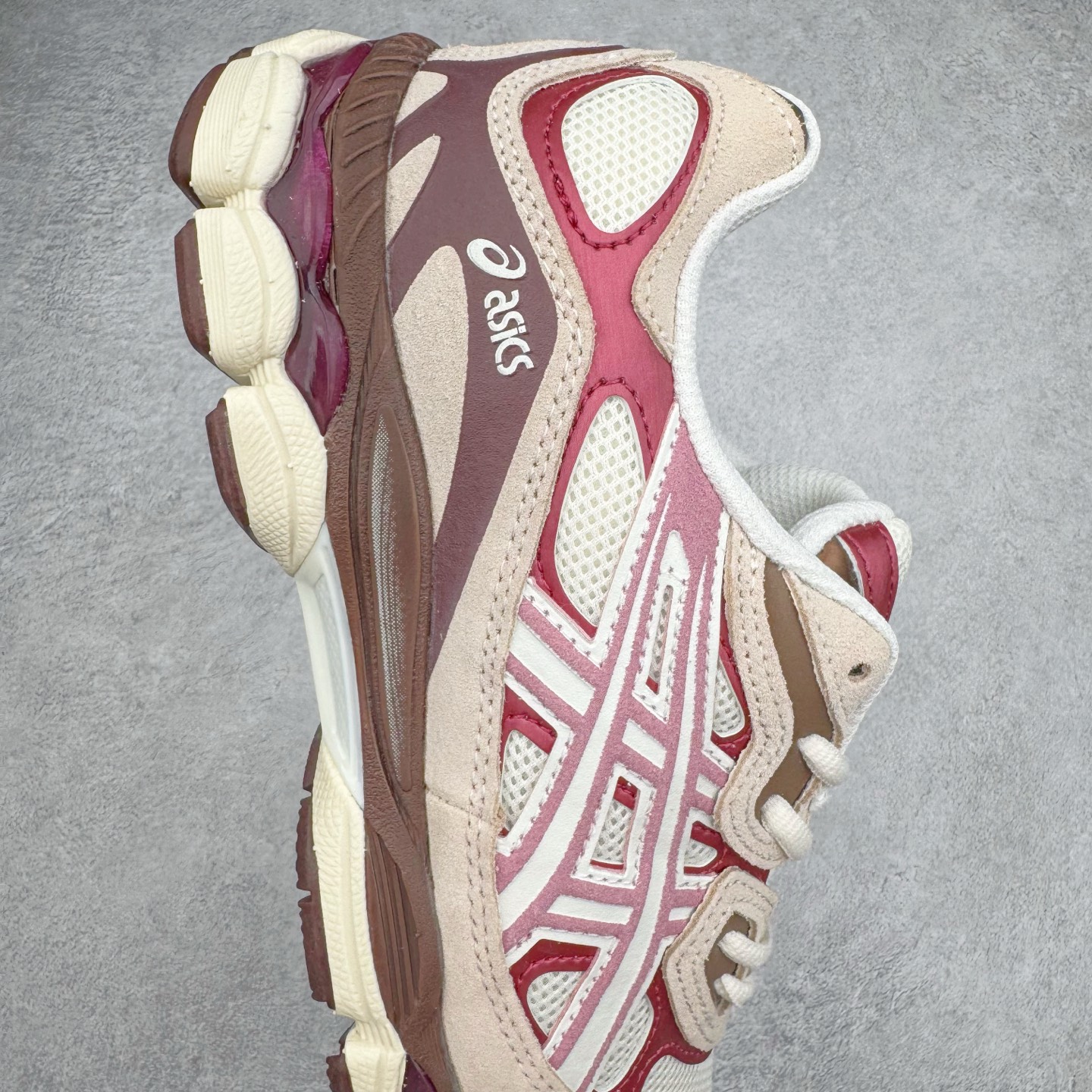 图片[6]-Asics GEL-NYC 亚瑟士防滑耐磨透气低帮运动休闲鞋 GEL-NYC™ 运动鞋的灵感源自传统和现代高性能跑步风格 其鞋面结构参考了 2000 年代初的 GEL-NIMBUS™ 3 鞋 并将其与 MC-PLUS V 设计中的各种装饰融为一体 该工装通过使用 GEL-CUMULUS® 16 鞋的工装系统来对比鞋面的复古风格 通过轻质泡沫和 GEL® 技术嵌入物的结合 这种中底结构有助于创造先进的脚底舒适度 尺码：36 37 37.5 38 39 40.5 41.5 42 42.5 43.5 44 45-选品中心