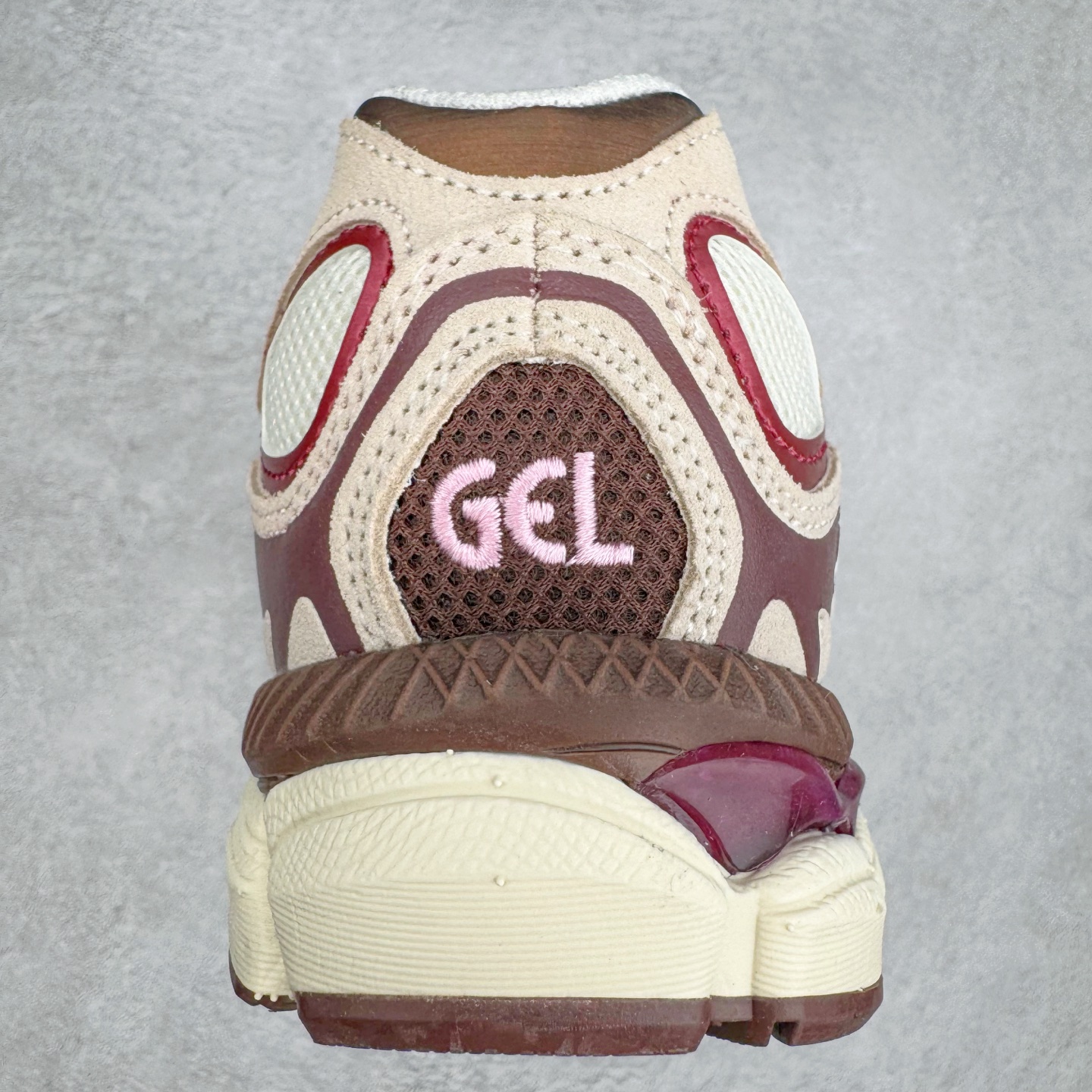 图片[8]-Asics GEL-NYC 亚瑟士防滑耐磨透气低帮运动休闲鞋 GEL-NYC™ 运动鞋的灵感源自传统和现代高性能跑步风格 其鞋面结构参考了 2000 年代初的 GEL-NIMBUS™ 3 鞋 并将其与 MC-PLUS V 设计中的各种装饰融为一体 该工装通过使用 GEL-CUMULUS® 16 鞋的工装系统来对比鞋面的复古风格 通过轻质泡沫和 GEL® 技术嵌入物的结合 这种中底结构有助于创造先进的脚底舒适度 尺码：36 37 37.5 38 39 40.5 41.5 42 42.5 43.5 44 45-选品中心