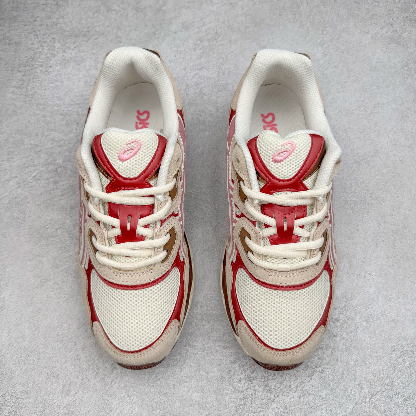 图片[2]-Asics GEL-NYC 亚瑟士防滑耐磨透气低帮运动休闲鞋 GEL-NYC™ 运动鞋的灵感源自传统和现代高性能跑步风格 其鞋面结构参考了 2000 年代初的 GEL-NIMBUS™ 3 鞋 并将其与 MC-PLUS V 设计中的各种装饰融为一体 该工装通过使用 GEL-CUMULUS® 16 鞋的工装系统来对比鞋面的复古风格 通过轻质泡沫和 GEL® 技术嵌入物的结合 这种中底结构有助于创造先进的脚底舒适度 尺码：36 37 37.5 38 39 40.5 41.5 42 42.5 43.5 44 45-选品中心