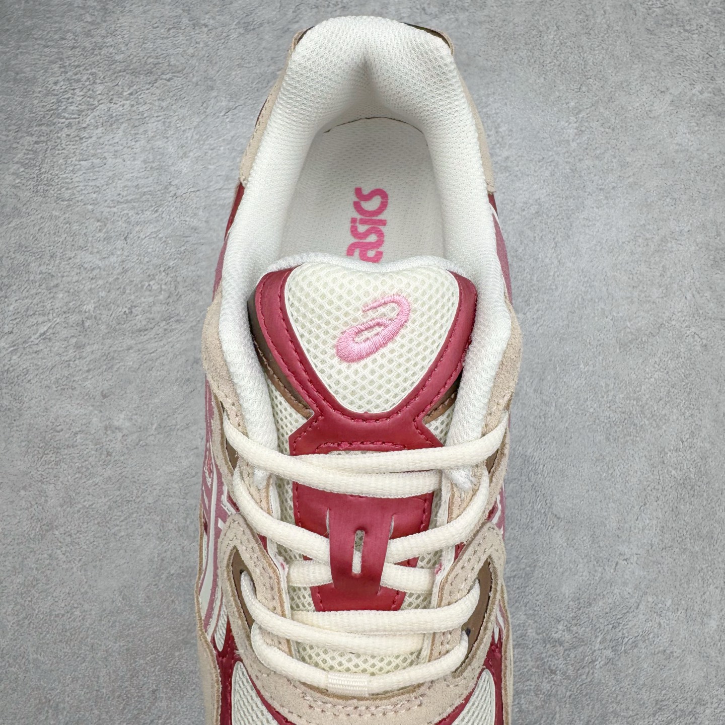 图片[5]-Asics GEL-NYC 亚瑟士防滑耐磨透气低帮运动休闲鞋 GEL-NYC™ 运动鞋的灵感源自传统和现代高性能跑步风格 其鞋面结构参考了 2000 年代初的 GEL-NIMBUS™ 3 鞋 并将其与 MC-PLUS V 设计中的各种装饰融为一体 该工装通过使用 GEL-CUMULUS® 16 鞋的工装系统来对比鞋面的复古风格 通过轻质泡沫和 GEL® 技术嵌入物的结合 这种中底结构有助于创造先进的脚底舒适度 尺码：36 37 37.5 38 39 40.5 41.5 42 42.5 43.5 44 45-选品中心