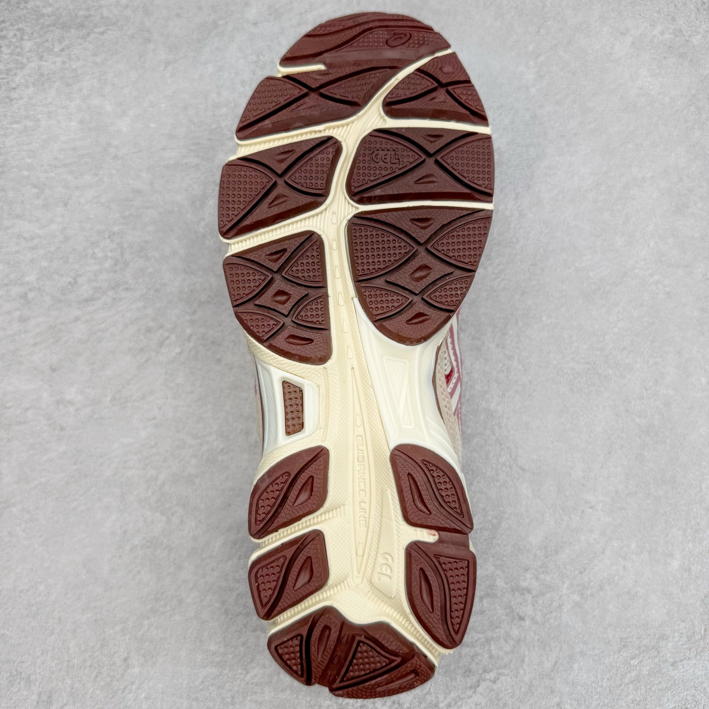 图片[9]-Asics GEL-NYC 亚瑟士防滑耐磨透气低帮运动休闲鞋 GEL-NYC™ 运动鞋的灵感源自传统和现代高性能跑步风格 其鞋面结构参考了 2000 年代初的 GEL-NIMBUS™ 3 鞋 并将其与 MC-PLUS V 设计中的各种装饰融为一体 该工装通过使用 GEL-CUMULUS® 16 鞋的工装系统来对比鞋面的复古风格 通过轻质泡沫和 GEL® 技术嵌入物的结合 这种中底结构有助于创造先进的脚底舒适度 尺码：36 37 37.5 38 39 40.5 41.5 42 42.5 43.5 44 45-选品中心