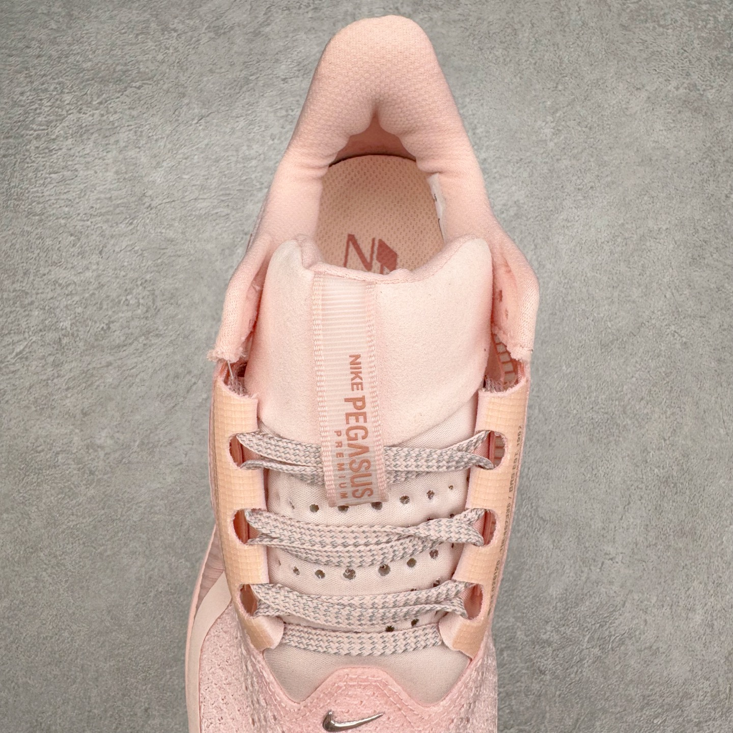 图片[5]-＃纯原 NK Pegasus Premium 飞马全掌气垫跑步运动鞋 HQ2593-601 气垫的究极进化 NIKE 2025S 新王炸 • 在特有Air科技加持下，耐克带来全新Pegasus Premium。这款跑鞋在传承耐克飞马（Pegasus）系列标志性的缓震功能的同时，将首次搭载耐克的塑型可视化Air Zoom气垫单元。• 塑型Air Zoom气垫单元贴合脚部的自然轮廓，帮助跑者在从后跟到脚趾的过渡中能够有效传递力量，带来一种前所未有的轻盈、顺畅回馈体验。中底采用ZoomX泡绵，后跟则使用ReactX泡绵，为跑者提供稳定流畅的推进感。• 塑型可视化Air Zoom气垫单元和精心配置的泡绵组合，让Pegasus Premium成为耐克飞马系列中颇具能量回馈的鞋款。• 全新Pegasus Premium不仅展示了耐克势头强劲的创新周期，证明了其特有的Air科技的强大实力，更体现了耐克倾听和服务运动员的能力。尺码：36 36.5 37.5 38 38.5 39 40 40.5 41 42 42.5 43 44 44.5 45-选品中心