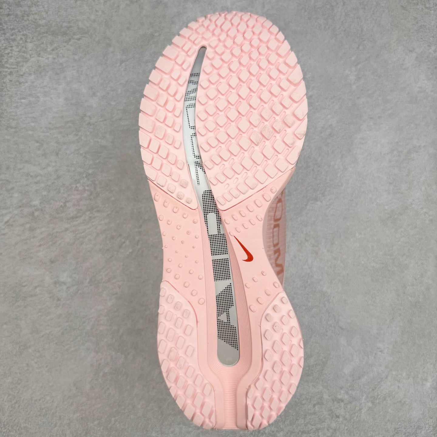 图片[9]-＃纯原 NK Pegasus Premium 飞马全掌气垫跑步运动鞋 HQ2593-601 气垫的究极进化 NIKE 2025S 新王炸 • 在特有Air科技加持下，耐克带来全新Pegasus Premium。这款跑鞋在传承耐克飞马（Pegasus）系列标志性的缓震功能的同时，将首次搭载耐克的塑型可视化Air Zoom气垫单元。• 塑型Air Zoom气垫单元贴合脚部的自然轮廓，帮助跑者在从后跟到脚趾的过渡中能够有效传递力量，带来一种前所未有的轻盈、顺畅回馈体验。中底采用ZoomX泡绵，后跟则使用ReactX泡绵，为跑者提供稳定流畅的推进感。• 塑型可视化Air Zoom气垫单元和精心配置的泡绵组合，让Pegasus Premium成为耐克飞马系列中颇具能量回馈的鞋款。• 全新Pegasus Premium不仅展示了耐克势头强劲的创新周期，证明了其特有的Air科技的强大实力，更体现了耐克倾听和服务运动员的能力。尺码：36 36.5 37.5 38 38.5 39 40 40.5 41 42 42.5 43 44 44.5 45-选品中心