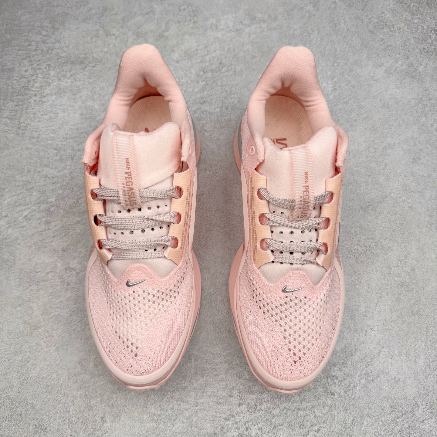 图片[2]-＃纯原 NK Pegasus Premium 飞马全掌气垫跑步运动鞋 HQ2593-601 气垫的究极进化 NIKE 2025S 新王炸 • 在特有Air科技加持下，耐克带来全新Pegasus Premium。这款跑鞋在传承耐克飞马（Pegasus）系列标志性的缓震功能的同时，将首次搭载耐克的塑型可视化Air Zoom气垫单元。• 塑型Air Zoom气垫单元贴合脚部的自然轮廓，帮助跑者在从后跟到脚趾的过渡中能够有效传递力量，带来一种前所未有的轻盈、顺畅回馈体验。中底采用ZoomX泡绵，后跟则使用ReactX泡绵，为跑者提供稳定流畅的推进感。• 塑型可视化Air Zoom气垫单元和精心配置的泡绵组合，让Pegasus Premium成为耐克飞马系列中颇具能量回馈的鞋款。• 全新Pegasus Premium不仅展示了耐克势头强劲的创新周期，证明了其特有的Air科技的强大实力，更体现了耐克倾听和服务运动员的能力。尺码：36 36.5 37.5 38 38.5 39 40 40.5 41 42 42.5 43 44 44.5 45-选品中心