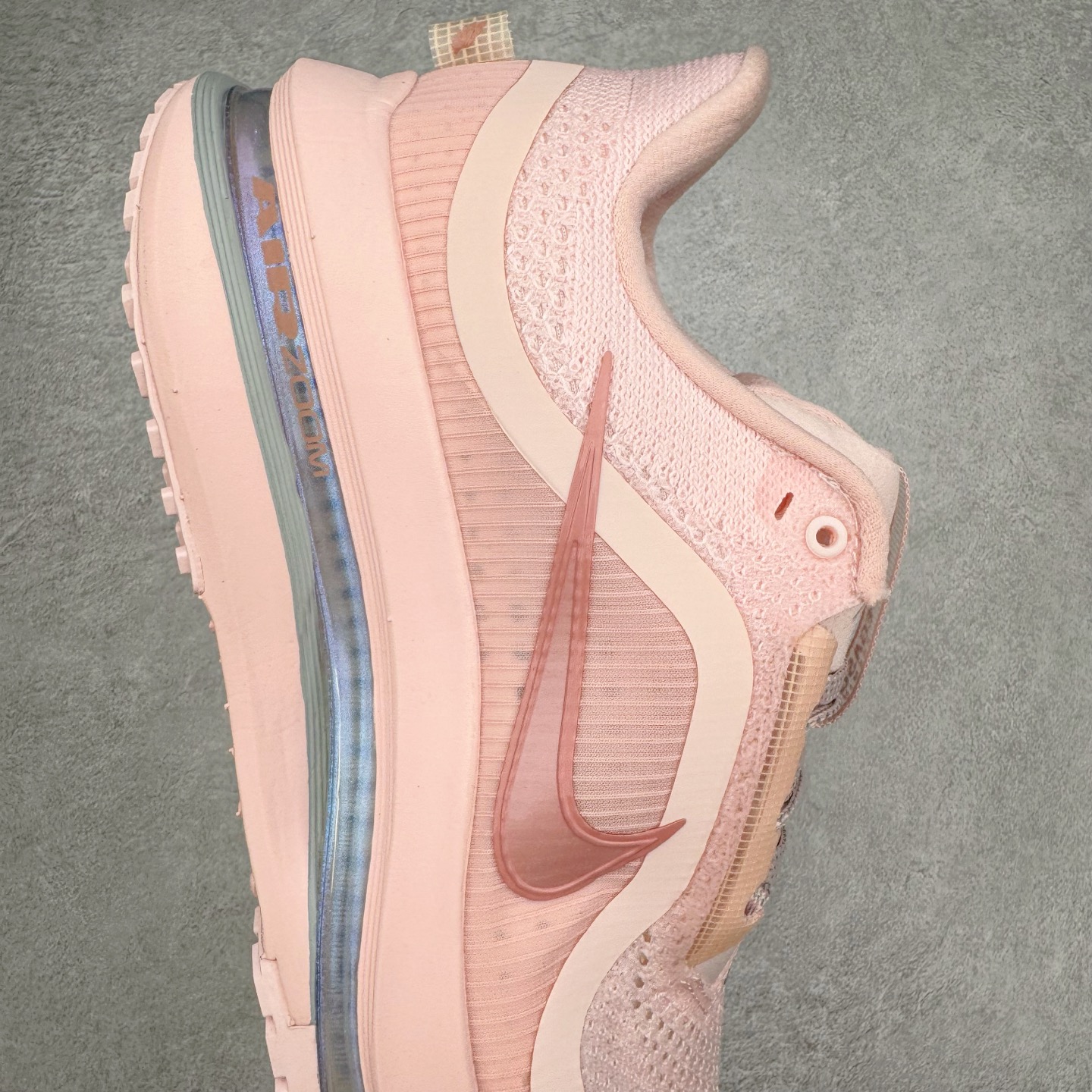 图片[6]-＃纯原 NK Pegasus Premium 飞马全掌气垫跑步运动鞋 HQ2593-601 气垫的究极进化 NIKE 2025S 新王炸 • 在特有Air科技加持下，耐克带来全新Pegasus Premium。这款跑鞋在传承耐克飞马（Pegasus）系列标志性的缓震功能的同时，将首次搭载耐克的塑型可视化Air Zoom气垫单元。• 塑型Air Zoom气垫单元贴合脚部的自然轮廓，帮助跑者在从后跟到脚趾的过渡中能够有效传递力量，带来一种前所未有的轻盈、顺畅回馈体验。中底采用ZoomX泡绵，后跟则使用ReactX泡绵，为跑者提供稳定流畅的推进感。• 塑型可视化Air Zoom气垫单元和精心配置的泡绵组合，让Pegasus Premium成为耐克飞马系列中颇具能量回馈的鞋款。• 全新Pegasus Premium不仅展示了耐克势头强劲的创新周期，证明了其特有的Air科技的强大实力，更体现了耐克倾听和服务运动员的能力。尺码：36 36.5 37.5 38 38.5 39 40 40.5 41 42 42.5 43 44 44.5 45-选品中心