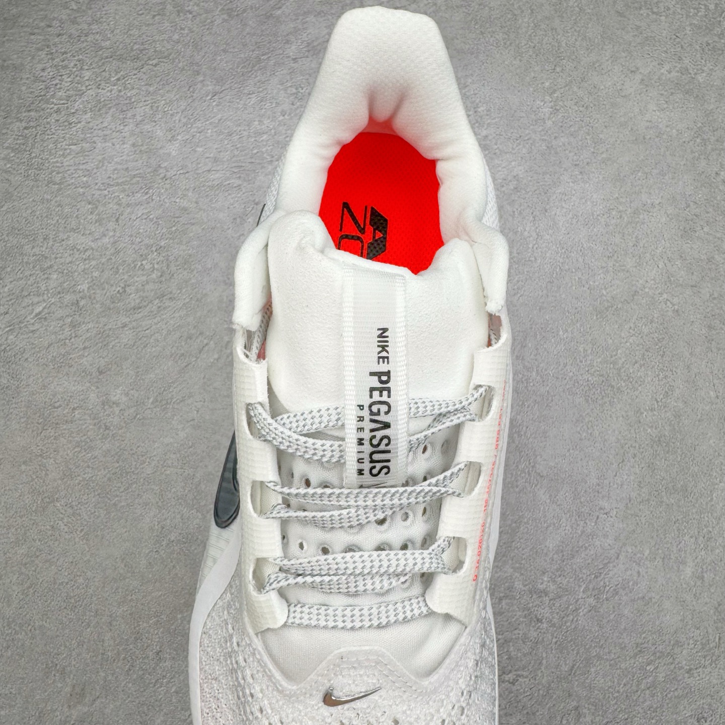 图片[5]-＃纯原 NK Pegasus Premium 飞马全掌气垫跑步运动鞋 HQ2592-101 气垫的究极进化 NIKE 2025S 新王炸 • 在特有Air科技加持下，耐克带来全新Pegasus Premium。这款跑鞋在传承耐克飞马（Pegasus）系列标志性的缓震功能的同时，将首次搭载耐克的塑型可视化Air Zoom气垫单元。• 塑型Air Zoom气垫单元贴合脚部的自然轮廓，帮助跑者在从后跟到脚趾的过渡中能够有效传递力量，带来一种前所未有的轻盈、顺畅回馈体验。中底采用ZoomX泡绵，后跟则使用ReactX泡绵，为跑者提供稳定流畅的推进感。• 塑型可视化Air Zoom气垫单元和精心配置的泡绵组合，让Pegasus Premium成为耐克飞马系列中颇具能量回馈的鞋款。• 全新Pegasus Premium不仅展示了耐克势头强劲的创新周期，证明了其特有的Air科技的强大实力，更体现了耐克倾听和服务运动员的能力。尺码：36 36.5 37.5 38 38.5 39 40 40.5 41 42 42.5 43 44 44.5 45-选品中心