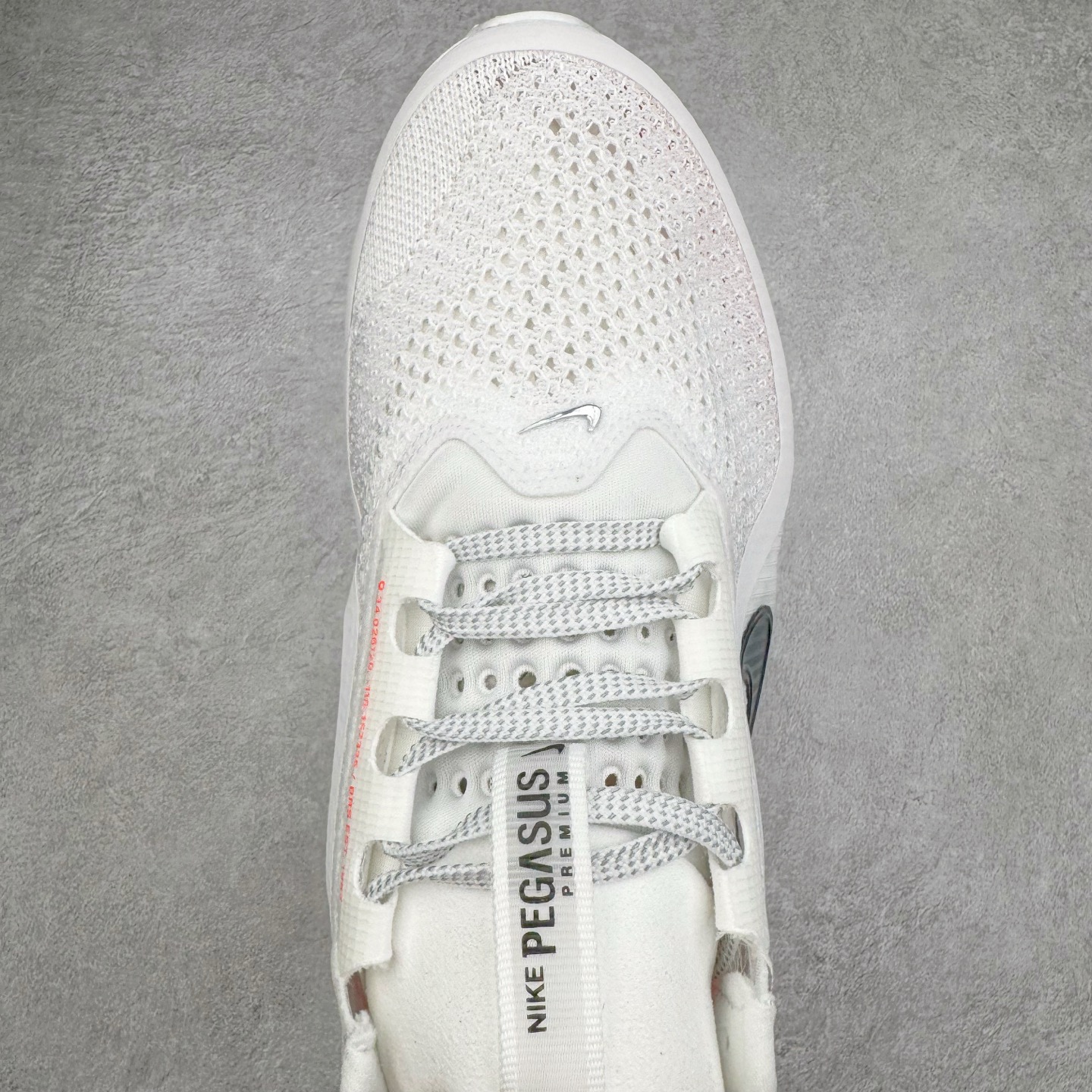 图片[4]-＃纯原 NK Pegasus Premium 飞马全掌气垫跑步运动鞋 HQ2592-101 气垫的究极进化 NIKE 2025S 新王炸 • 在特有Air科技加持下，耐克带来全新Pegasus Premium。这款跑鞋在传承耐克飞马（Pegasus）系列标志性的缓震功能的同时，将首次搭载耐克的塑型可视化Air Zoom气垫单元。• 塑型Air Zoom气垫单元贴合脚部的自然轮廓，帮助跑者在从后跟到脚趾的过渡中能够有效传递力量，带来一种前所未有的轻盈、顺畅回馈体验。中底采用ZoomX泡绵，后跟则使用ReactX泡绵，为跑者提供稳定流畅的推进感。• 塑型可视化Air Zoom气垫单元和精心配置的泡绵组合，让Pegasus Premium成为耐克飞马系列中颇具能量回馈的鞋款。• 全新Pegasus Premium不仅展示了耐克势头强劲的创新周期，证明了其特有的Air科技的强大实力，更体现了耐克倾听和服务运动员的能力。尺码：36 36.5 37.5 38 38.5 39 40 40.5 41 42 42.5 43 44 44.5 45-选品中心