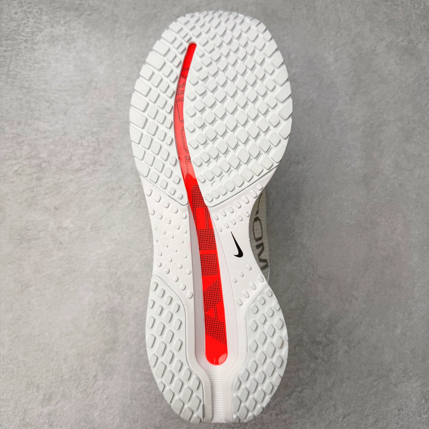 图片[9]-＃纯原 NK Pegasus Premium 飞马全掌气垫跑步运动鞋 HQ2592-101 气垫的究极进化 NIKE 2025S 新王炸 • 在特有Air科技加持下，耐克带来全新Pegasus Premium。这款跑鞋在传承耐克飞马（Pegasus）系列标志性的缓震功能的同时，将首次搭载耐克的塑型可视化Air Zoom气垫单元。• 塑型Air Zoom气垫单元贴合脚部的自然轮廓，帮助跑者在从后跟到脚趾的过渡中能够有效传递力量，带来一种前所未有的轻盈、顺畅回馈体验。中底采用ZoomX泡绵，后跟则使用ReactX泡绵，为跑者提供稳定流畅的推进感。• 塑型可视化Air Zoom气垫单元和精心配置的泡绵组合，让Pegasus Premium成为耐克飞马系列中颇具能量回馈的鞋款。• 全新Pegasus Premium不仅展示了耐克势头强劲的创新周期，证明了其特有的Air科技的强大实力，更体现了耐克倾听和服务运动员的能力。尺码：36 36.5 37.5 38 38.5 39 40 40.5 41 42 42.5 43 44 44.5 45-选品中心