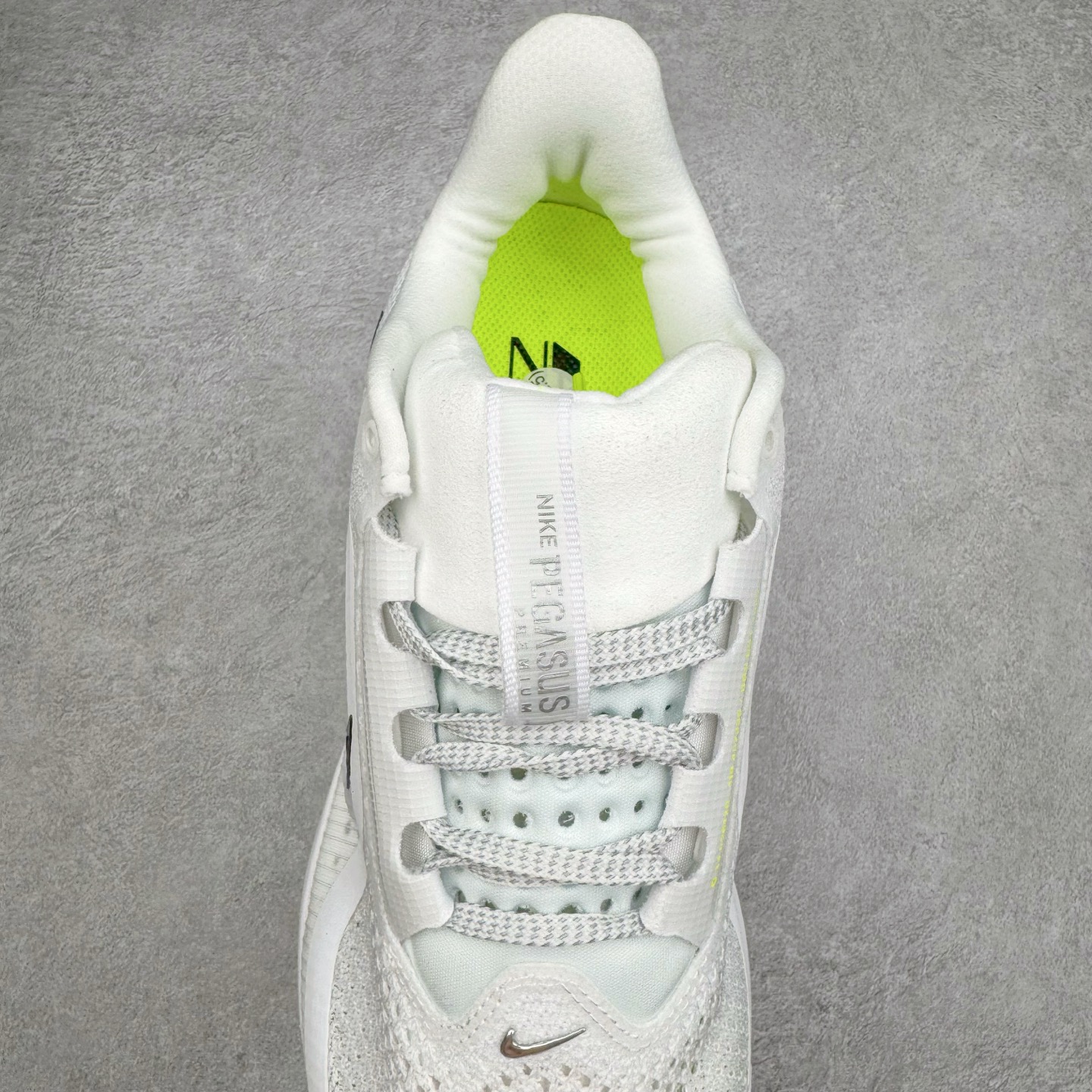 图片[5]-＃纯原 NK Pegasus Premium 飞马全掌气垫跑步运动鞋 HQ2592-100 气垫的究极进化 NIKE 2025S 新王炸 • 在特有Air科技加持下，耐克带来全新Pegasus Premium。这款跑鞋在传承耐克飞马（Pegasus）系列标志性的缓震功能的同时，将首次搭载耐克的塑型可视化Air Zoom气垫单元。• 塑型Air Zoom气垫单元贴合脚部的自然轮廓，帮助跑者在从后跟到脚趾的过渡中能够有效传递力量，带来一种前所未有的轻盈、顺畅回馈体验。中底采用ZoomX泡绵，后跟则使用ReactX泡绵，为跑者提供稳定流畅的推进感。• 塑型可视化Air Zoom气垫单元和精心配置的泡绵组合，让Pegasus Premium成为耐克飞马系列中颇具能量回馈的鞋款。• 全新Pegasus Premium不仅展示了耐克势头强劲的创新周期，证明了其特有的Air科技的强大实力，更体现了耐克倾听和服务运动员的能力。尺码：36 36.5 37.5 38 38.5 39 40 40.5 41 42 42.5 43 44 44.5 45-选品中心