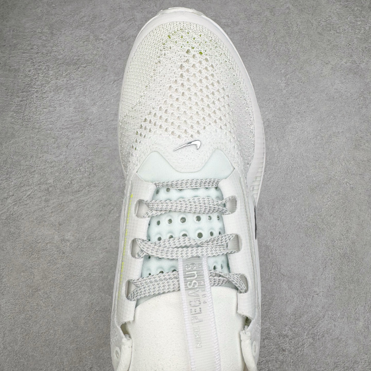 图片[4]-＃纯原 NK Pegasus Premium 飞马全掌气垫跑步运动鞋 HQ2592-100 气垫的究极进化 NIKE 2025S 新王炸 • 在特有Air科技加持下，耐克带来全新Pegasus Premium。这款跑鞋在传承耐克飞马（Pegasus）系列标志性的缓震功能的同时，将首次搭载耐克的塑型可视化Air Zoom气垫单元。• 塑型Air Zoom气垫单元贴合脚部的自然轮廓，帮助跑者在从后跟到脚趾的过渡中能够有效传递力量，带来一种前所未有的轻盈、顺畅回馈体验。中底采用ZoomX泡绵，后跟则使用ReactX泡绵，为跑者提供稳定流畅的推进感。• 塑型可视化Air Zoom气垫单元和精心配置的泡绵组合，让Pegasus Premium成为耐克飞马系列中颇具能量回馈的鞋款。• 全新Pegasus Premium不仅展示了耐克势头强劲的创新周期，证明了其特有的Air科技的强大实力，更体现了耐克倾听和服务运动员的能力。尺码：36 36.5 37.5 38 38.5 39 40 40.5 41 42 42.5 43 44 44.5 45-选品中心