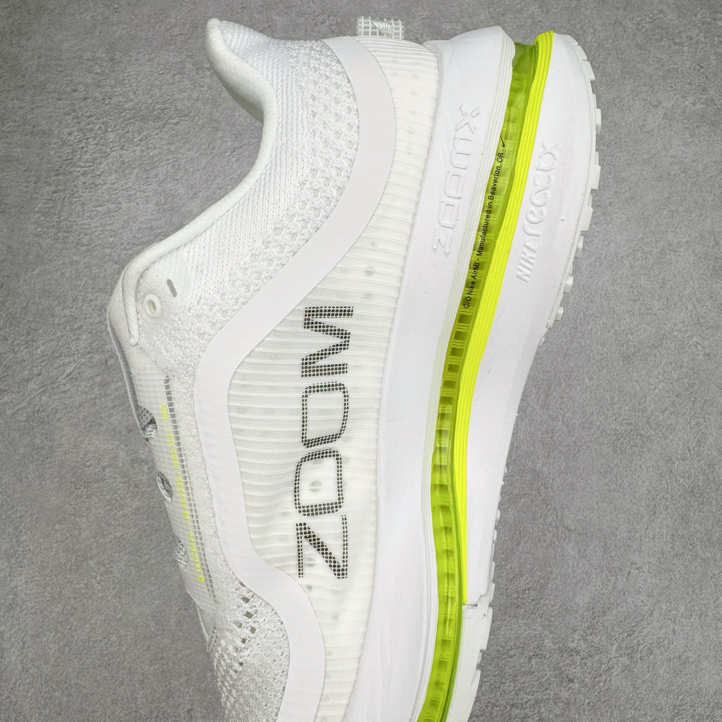 图片[7]-＃纯原 NK Pegasus Premium 飞马全掌气垫跑步运动鞋 HQ2592-100 气垫的究极进化 NIKE 2025S 新王炸 • 在特有Air科技加持下，耐克带来全新Pegasus Premium。这款跑鞋在传承耐克飞马（Pegasus）系列标志性的缓震功能的同时，将首次搭载耐克的塑型可视化Air Zoom气垫单元。• 塑型Air Zoom气垫单元贴合脚部的自然轮廓，帮助跑者在从后跟到脚趾的过渡中能够有效传递力量，带来一种前所未有的轻盈、顺畅回馈体验。中底采用ZoomX泡绵，后跟则使用ReactX泡绵，为跑者提供稳定流畅的推进感。• 塑型可视化Air Zoom气垫单元和精心配置的泡绵组合，让Pegasus Premium成为耐克飞马系列中颇具能量回馈的鞋款。• 全新Pegasus Premium不仅展示了耐克势头强劲的创新周期，证明了其特有的Air科技的强大实力，更体现了耐克倾听和服务运动员的能力。尺码：36 36.5 37.5 38 38.5 39 40 40.5 41 42 42.5 43 44 44.5 45-选品中心