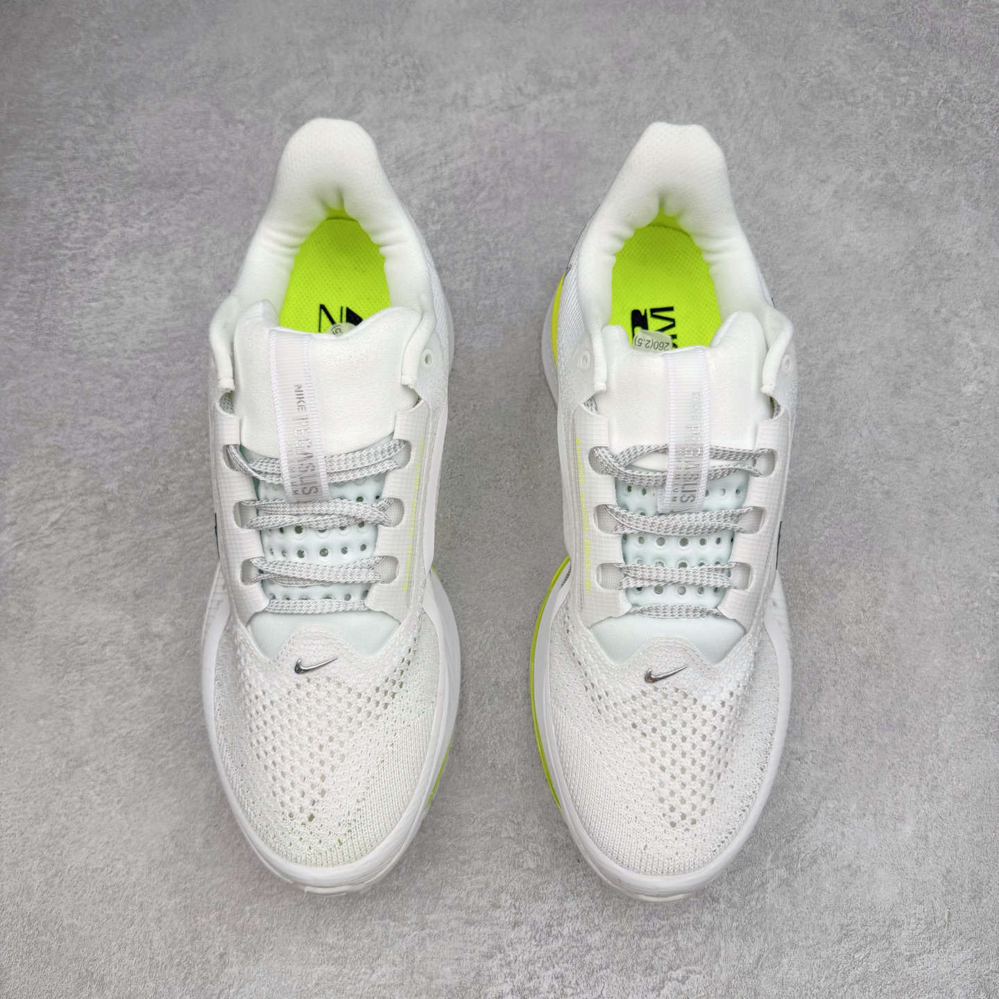 图片[2]-＃纯原 NK Pegasus Premium 飞马全掌气垫跑步运动鞋 HQ2592-100 气垫的究极进化 NIKE 2025S 新王炸 • 在特有Air科技加持下，耐克带来全新Pegasus Premium。这款跑鞋在传承耐克飞马（Pegasus）系列标志性的缓震功能的同时，将首次搭载耐克的塑型可视化Air Zoom气垫单元。• 塑型Air Zoom气垫单元贴合脚部的自然轮廓，帮助跑者在从后跟到脚趾的过渡中能够有效传递力量，带来一种前所未有的轻盈、顺畅回馈体验。中底采用ZoomX泡绵，后跟则使用ReactX泡绵，为跑者提供稳定流畅的推进感。• 塑型可视化Air Zoom气垫单元和精心配置的泡绵组合，让Pegasus Premium成为耐克飞马系列中颇具能量回馈的鞋款。• 全新Pegasus Premium不仅展示了耐克势头强劲的创新周期，证明了其特有的Air科技的强大实力，更体现了耐克倾听和服务运动员的能力。尺码：36 36.5 37.5 38 38.5 39 40 40.5 41 42 42.5 43 44 44.5 45-选品中心