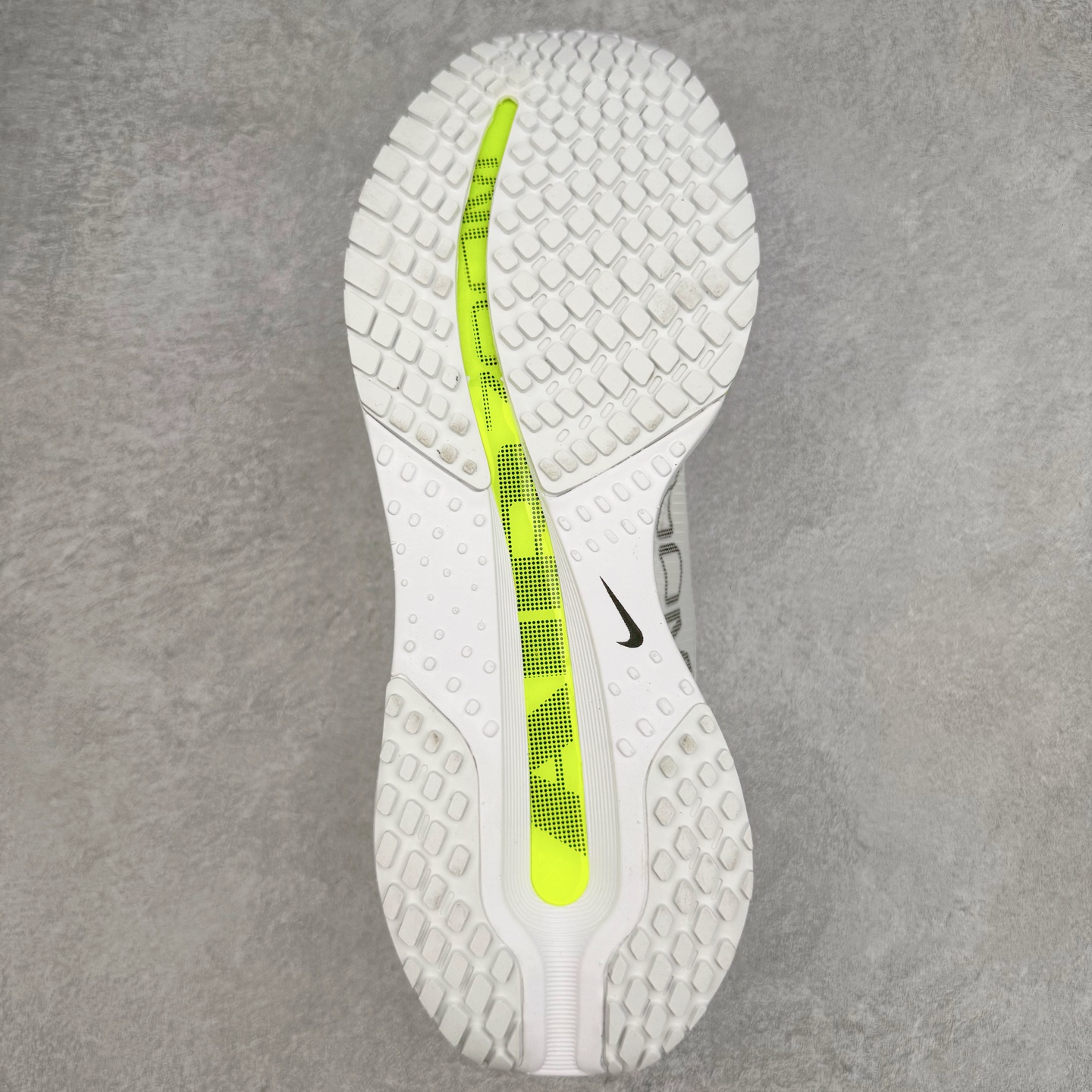 图片[9]-＃纯原 NK Pegasus Premium 飞马全掌气垫跑步运动鞋 HQ2592-100 气垫的究极进化 NIKE 2025S 新王炸 • 在特有Air科技加持下，耐克带来全新Pegasus Premium。这款跑鞋在传承耐克飞马（Pegasus）系列标志性的缓震功能的同时，将首次搭载耐克的塑型可视化Air Zoom气垫单元。• 塑型Air Zoom气垫单元贴合脚部的自然轮廓，帮助跑者在从后跟到脚趾的过渡中能够有效传递力量，带来一种前所未有的轻盈、顺畅回馈体验。中底采用ZoomX泡绵，后跟则使用ReactX泡绵，为跑者提供稳定流畅的推进感。• 塑型可视化Air Zoom气垫单元和精心配置的泡绵组合，让Pegasus Premium成为耐克飞马系列中颇具能量回馈的鞋款。• 全新Pegasus Premium不仅展示了耐克势头强劲的创新周期，证明了其特有的Air科技的强大实力，更体现了耐克倾听和服务运动员的能力。尺码：36 36.5 37.5 38 38.5 39 40 40.5 41 42 42.5 43 44 44.5 45-选品中心