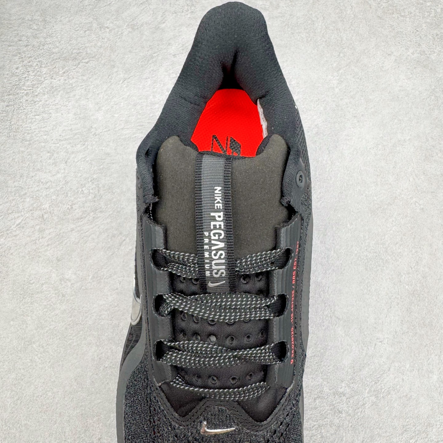 图片[5]-＃纯原 NK Pegasus Premium 飞马全掌气垫跑步运动鞋 HQ2592-003 气垫的究极进化 NIKE 2025S 新王炸 • 在特有Air科技加持下，耐克带来全新Pegasus Premium。这款跑鞋在传承耐克飞马（Pegasus）系列标志性的缓震功能的同时，将首次搭载耐克的塑型可视化Air Zoom气垫单元。• 塑型Air Zoom气垫单元贴合脚部的自然轮廓，帮助跑者在从后跟到脚趾的过渡中能够有效传递力量，带来一种前所未有的轻盈、顺畅回馈体验。中底采用ZoomX泡绵，后跟则使用ReactX泡绵，为跑者提供稳定流畅的推进感。• 塑型可视化Air Zoom气垫单元和精心配置的泡绵组合，让Pegasus Premium成为耐克飞马系列中颇具能量回馈的鞋款。• 全新Pegasus Premium不仅展示了耐克势头强劲的创新周期，证明了其特有的Air科技的强大实力，更体现了耐克倾听和服务运动员的能力。尺码：36 36.5 37.5 38 38.5 39 40 40.5 41 42 42.5 43 44 44.5 45-选品中心