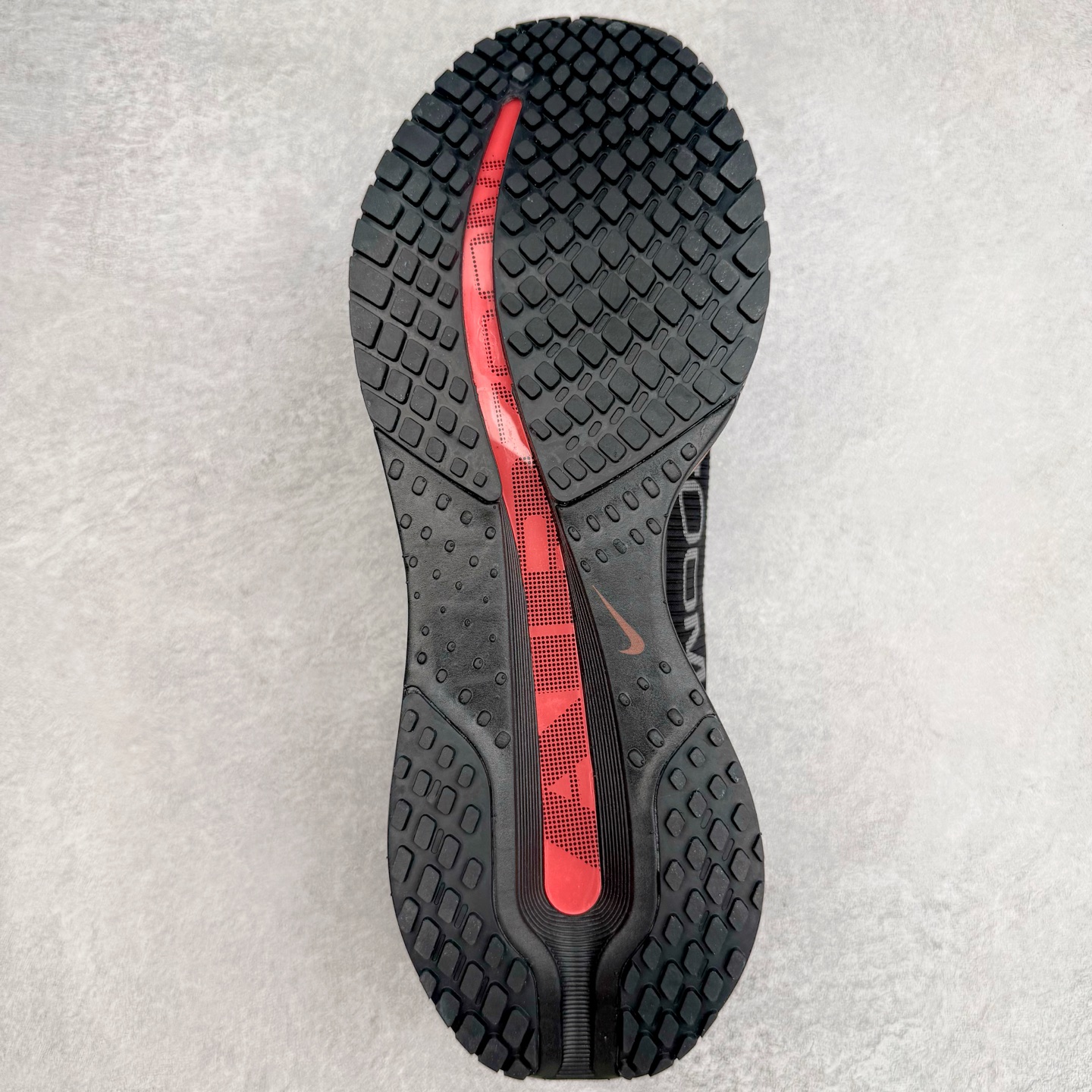 图片[9]-＃纯原 NK Pegasus Premium 飞马全掌气垫跑步运动鞋 HQ2592-003 气垫的究极进化 NIKE 2025S 新王炸 • 在特有Air科技加持下，耐克带来全新Pegasus Premium。这款跑鞋在传承耐克飞马（Pegasus）系列标志性的缓震功能的同时，将首次搭载耐克的塑型可视化Air Zoom气垫单元。• 塑型Air Zoom气垫单元贴合脚部的自然轮廓，帮助跑者在从后跟到脚趾的过渡中能够有效传递力量，带来一种前所未有的轻盈、顺畅回馈体验。中底采用ZoomX泡绵，后跟则使用ReactX泡绵，为跑者提供稳定流畅的推进感。• 塑型可视化Air Zoom气垫单元和精心配置的泡绵组合，让Pegasus Premium成为耐克飞马系列中颇具能量回馈的鞋款。• 全新Pegasus Premium不仅展示了耐克势头强劲的创新周期，证明了其特有的Air科技的强大实力，更体现了耐克倾听和服务运动员的能力。尺码：36 36.5 37.5 38 38.5 39 40 40.5 41 42 42.5 43 44 44.5 45-选品中心