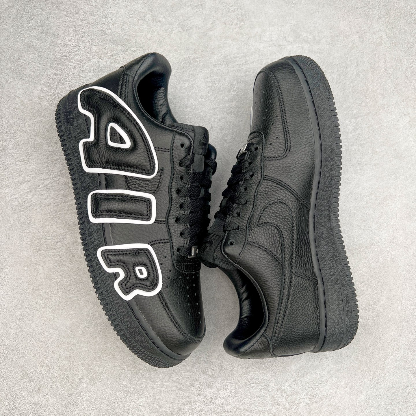 图片[3]-＃纯原 CPFM x NK Air Force 1 07 Low 空军一号系列低帮经典百搭休闲运动板鞋 联名放大补丁字母 HJ8463-001 在鞋面设计中加入的类似 Patch 补丁品牌标志图案，分别出现在鞋内外侧——黑色款的内侧是没有补丁图案的。在鞋后跟位置中，白色款的补丁图案出现在左脚——黑色款依旧没有补丁图案。另一方面，鞋面中的反光设计可以看做是亮点。鞋垫依旧以品牌标志性的彩色设计出现。尺码：36 36.5 37.5 38 38.5 39 40 40.5 41 42 42.5 43 44 44.5 45 46 47.5-选品中心