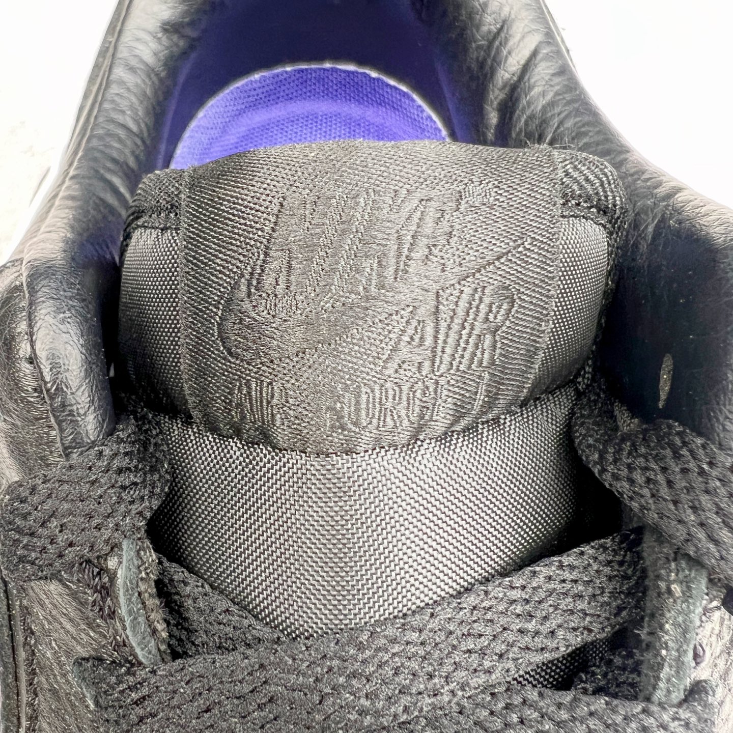 图片[15]-＃纯原 CPFM x NK Air Force 1 07 Low 空军一号系列低帮经典百搭休闲运动板鞋 联名放大补丁字母 HJ8463-001 在鞋面设计中加入的类似 Patch 补丁品牌标志图案，分别出现在鞋内外侧——黑色款的内侧是没有补丁图案的。在鞋后跟位置中，白色款的补丁图案出现在左脚——黑色款依旧没有补丁图案。另一方面，鞋面中的反光设计可以看做是亮点。鞋垫依旧以品牌标志性的彩色设计出现。尺码：36 36.5 37.5 38 38.5 39 40 40.5 41 42 42.5 43 44 44.5 45 46 47.5-选品中心