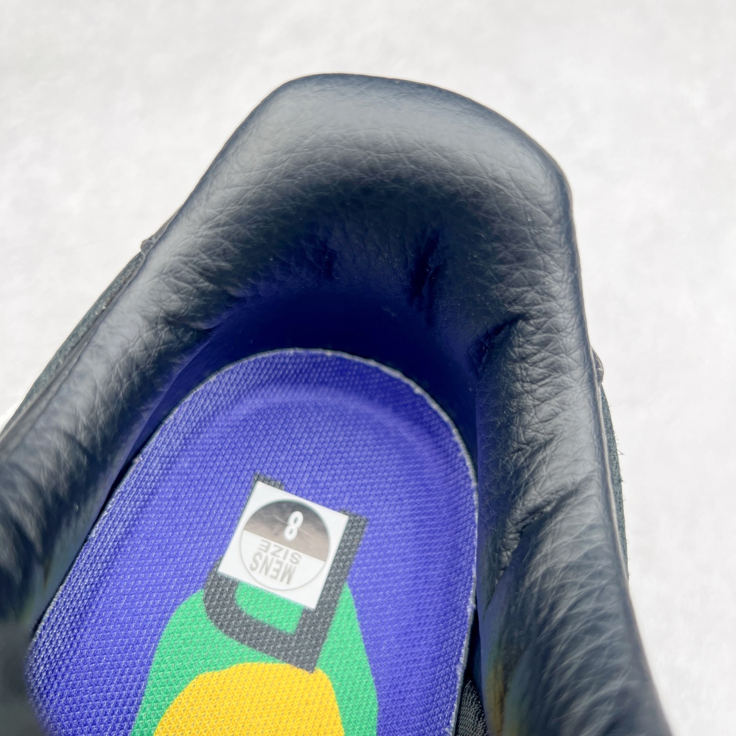 图片[14]-＃纯原 CPFM x NK Air Force 1 07 Low 空军一号系列低帮经典百搭休闲运动板鞋 联名放大补丁字母 HJ8463-001 在鞋面设计中加入的类似 Patch 补丁品牌标志图案，分别出现在鞋内外侧——黑色款的内侧是没有补丁图案的。在鞋后跟位置中，白色款的补丁图案出现在左脚——黑色款依旧没有补丁图案。另一方面，鞋面中的反光设计可以看做是亮点。鞋垫依旧以品牌标志性的彩色设计出现。尺码：36 36.5 37.5 38 38.5 39 40 40.5 41 42 42.5 43 44 44.5 45 46 47.5-选品中心