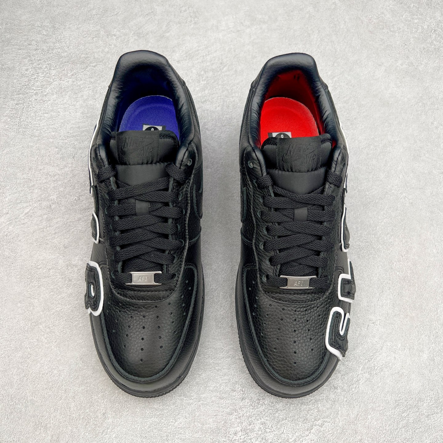 图片[2]-＃纯原 CPFM x NK Air Force 1 07 Low 空军一号系列低帮经典百搭休闲运动板鞋 联名放大补丁字母 HJ8463-001 在鞋面设计中加入的类似 Patch 补丁品牌标志图案，分别出现在鞋内外侧——黑色款的内侧是没有补丁图案的。在鞋后跟位置中，白色款的补丁图案出现在左脚——黑色款依旧没有补丁图案。另一方面，鞋面中的反光设计可以看做是亮点。鞋垫依旧以品牌标志性的彩色设计出现。尺码：36 36.5 37.5 38 38.5 39 40 40.5 41 42 42.5 43 44 44.5 45 46 47.5-选品中心