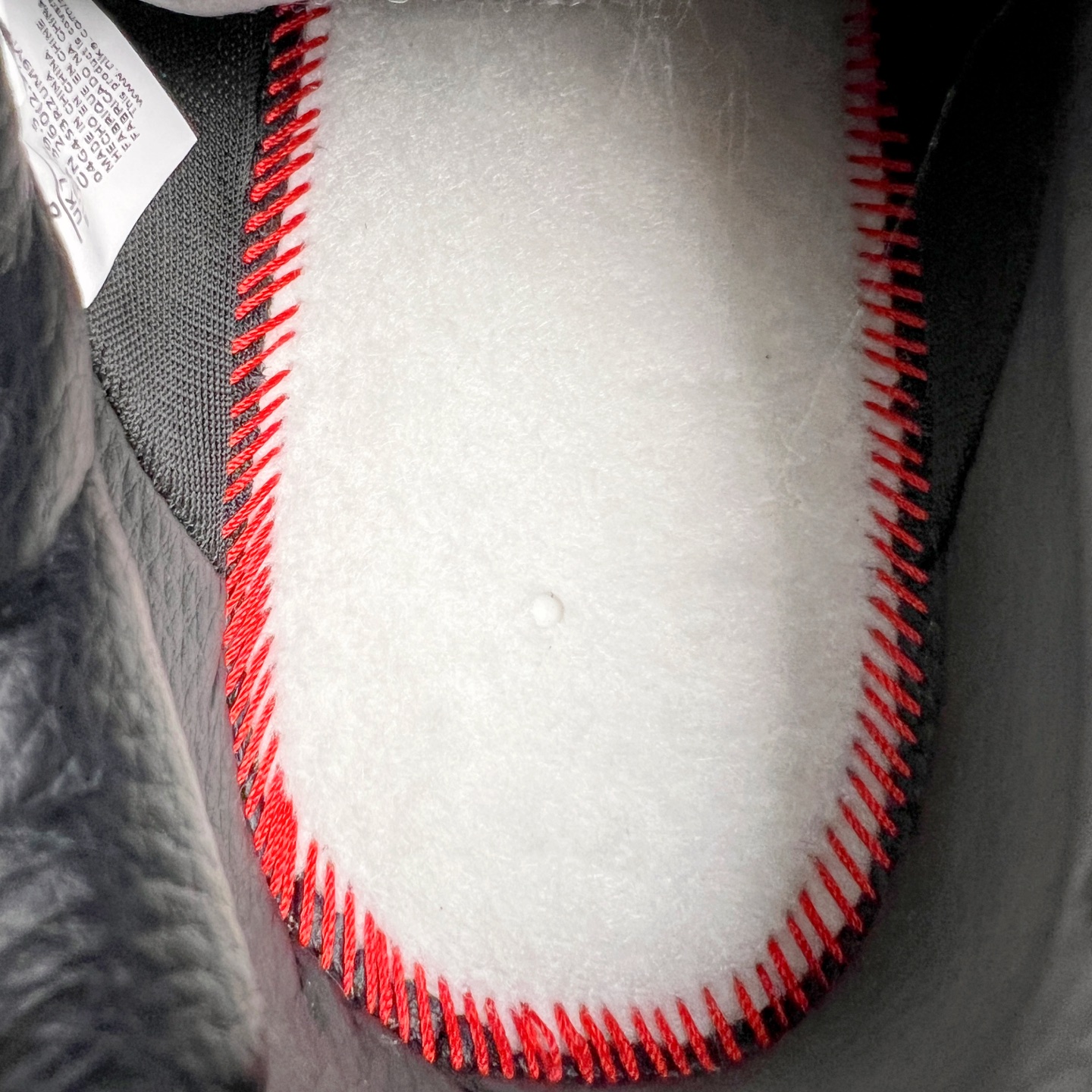 图片[11]-＃纯原 CPFM x NK Air Force 1 07 Low 空军一号系列低帮经典百搭休闲运动板鞋 联名放大补丁字母 HJ8463-001 在鞋面设计中加入的类似 Patch 补丁品牌标志图案，分别出现在鞋内外侧——黑色款的内侧是没有补丁图案的。在鞋后跟位置中，白色款的补丁图案出现在左脚——黑色款依旧没有补丁图案。另一方面，鞋面中的反光设计可以看做是亮点。鞋垫依旧以品牌标志性的彩色设计出现。尺码：36 36.5 37.5 38 38.5 39 40 40.5 41 42 42.5 43 44 44.5 45 46 47.5-选品中心