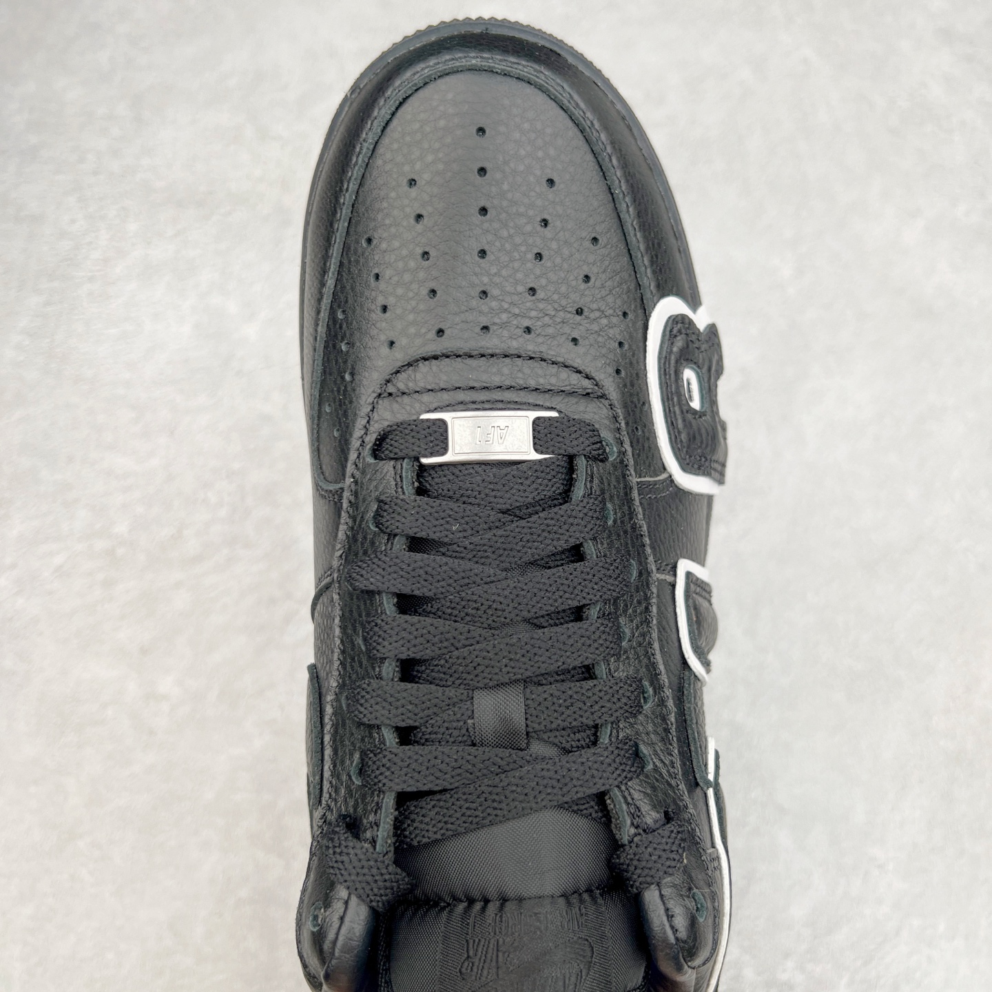 图片[4]-＃纯原 CPFM x NK Air Force 1 07 Low 空军一号系列低帮经典百搭休闲运动板鞋 联名放大补丁字母 HJ8463-001 在鞋面设计中加入的类似 Patch 补丁品牌标志图案，分别出现在鞋内外侧——黑色款的内侧是没有补丁图案的。在鞋后跟位置中，白色款的补丁图案出现在左脚——黑色款依旧没有补丁图案。另一方面，鞋面中的反光设计可以看做是亮点。鞋垫依旧以品牌标志性的彩色设计出现。尺码：36 36.5 37.5 38 38.5 39 40 40.5 41 42 42.5 43 44 44.5 45 46 47.5-选品中心