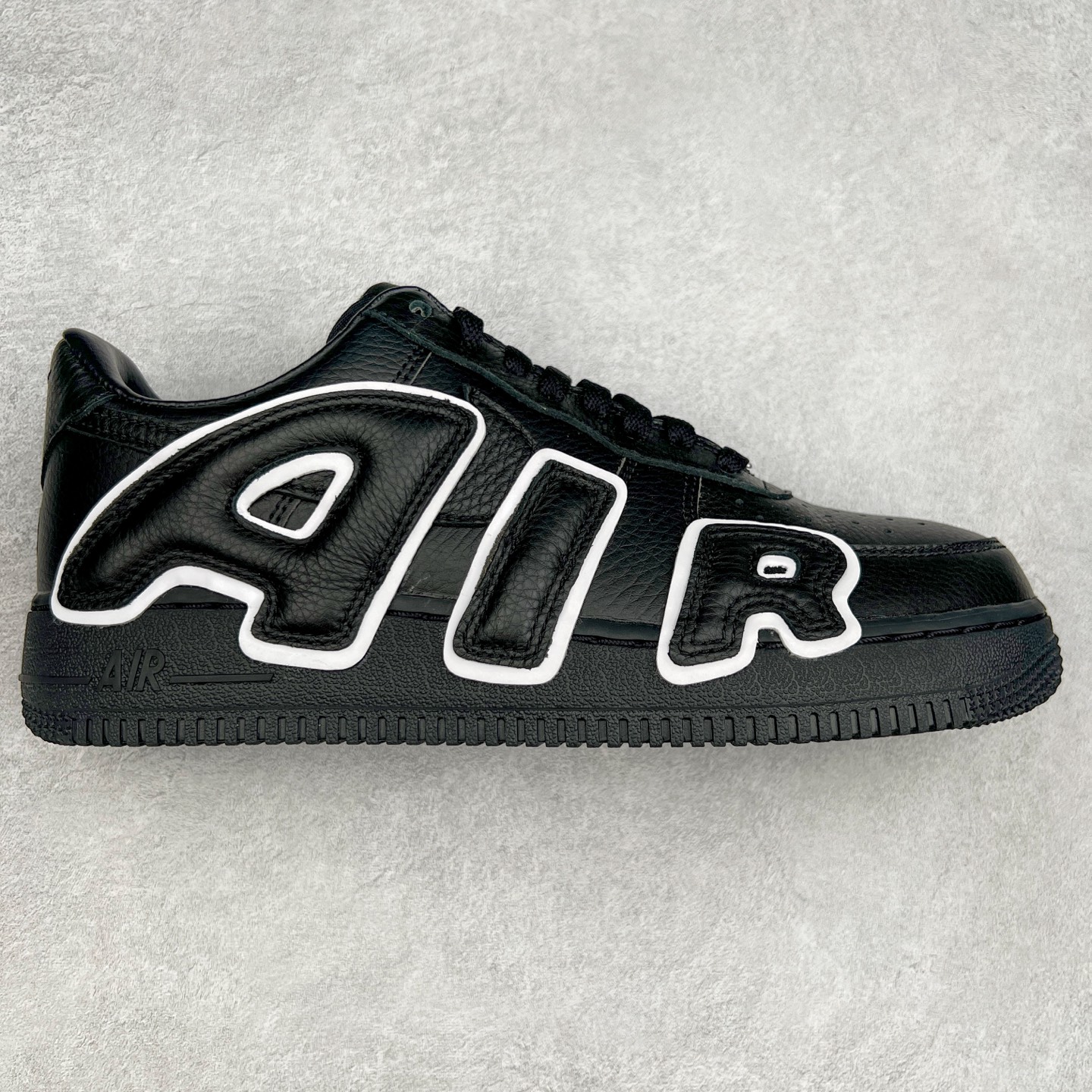 ＃纯原 CPFM x NK Air Force 1 07 Low 空军一号系列低帮经典百搭休闲运动板鞋 联名放大补丁字母 HJ8463-001 在鞋面设计中加入的类似 Patch 补丁品牌标志图案，分别出现在鞋内外侧——黑色款的内侧是没有补丁图案的。在鞋后跟位置中，白色款的补丁图案出现在左脚——黑色款依旧没有补丁图案。另一方面，鞋面中的反光设计可以看做是亮点。鞋垫依旧以品牌标志性的彩色设计出现。尺码：36 36.5 37.5 38 38.5 39 40 40.5 41 42 42.5 43 44 44.5 45 46 47.5-选品中心