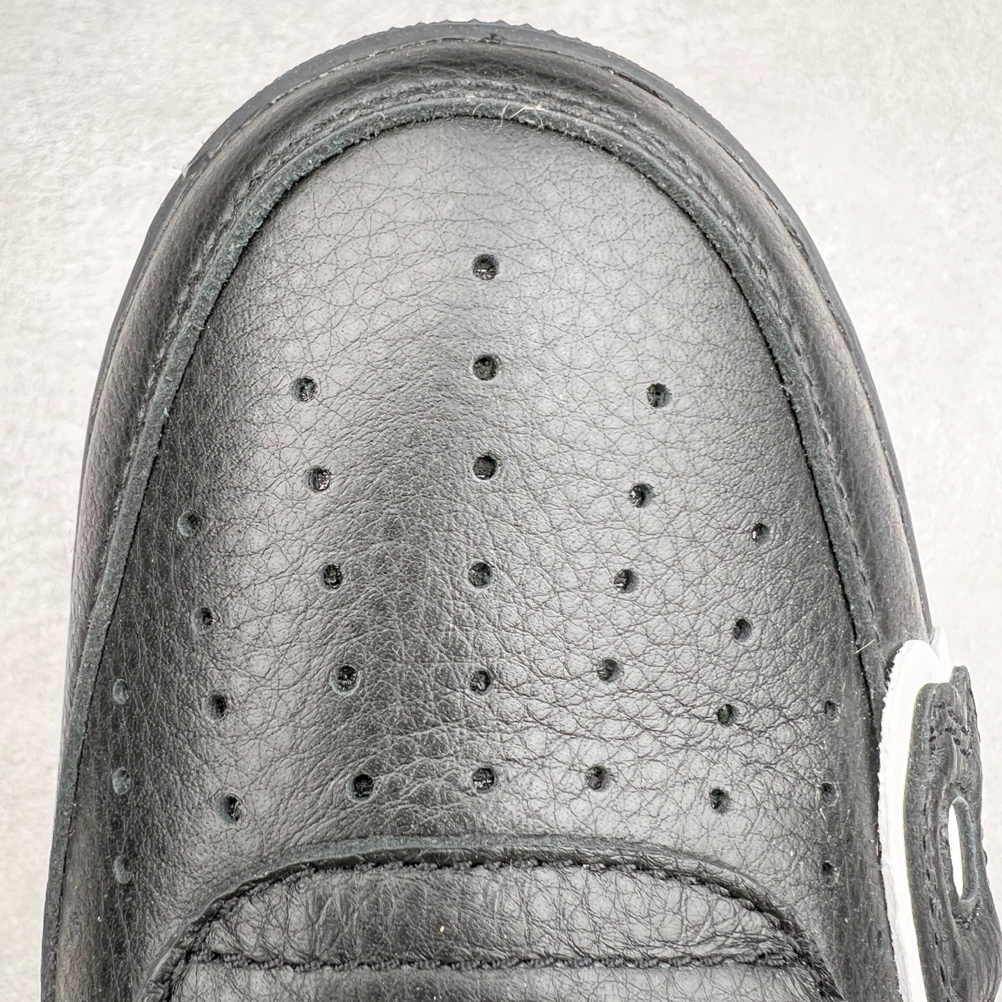 图片[17]-＃纯原 CPFM x NK Air Force 1 07 Low 空军一号系列低帮经典百搭休闲运动板鞋 联名放大补丁字母 HJ8463-001 在鞋面设计中加入的类似 Patch 补丁品牌标志图案，分别出现在鞋内外侧——黑色款的内侧是没有补丁图案的。在鞋后跟位置中，白色款的补丁图案出现在左脚——黑色款依旧没有补丁图案。另一方面，鞋面中的反光设计可以看做是亮点。鞋垫依旧以品牌标志性的彩色设计出现。尺码：36 36.5 37.5 38 38.5 39 40 40.5 41 42 42.5 43 44 44.5 45 46 47.5-选品中心