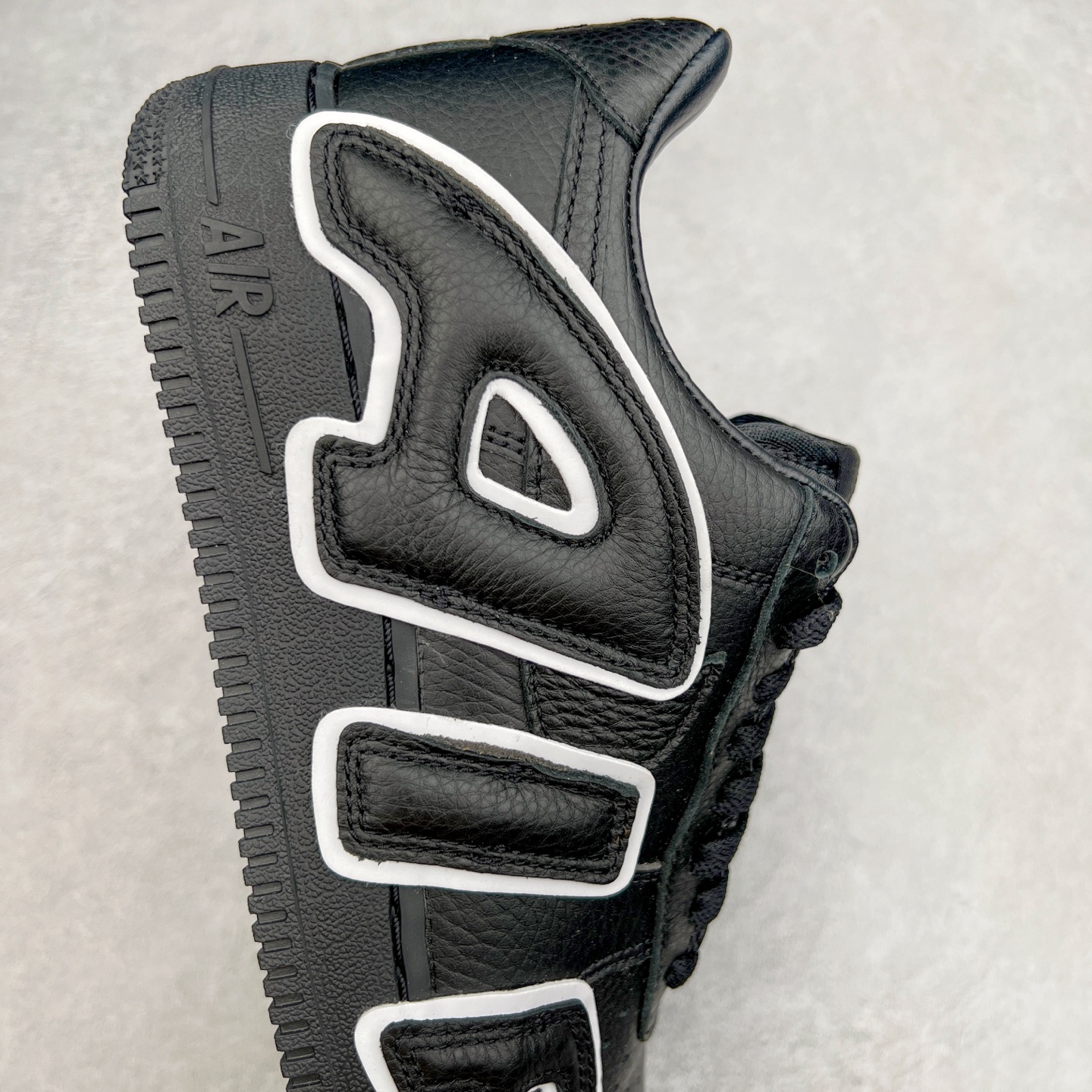 图片[6]-＃纯原 CPFM x NK Air Force 1 07 Low 空军一号系列低帮经典百搭休闲运动板鞋 联名放大补丁字母 HJ8463-001 在鞋面设计中加入的类似 Patch 补丁品牌标志图案，分别出现在鞋内外侧——黑色款的内侧是没有补丁图案的。在鞋后跟位置中，白色款的补丁图案出现在左脚——黑色款依旧没有补丁图案。另一方面，鞋面中的反光设计可以看做是亮点。鞋垫依旧以品牌标志性的彩色设计出现。尺码：36 36.5 37.5 38 38.5 39 40 40.5 41 42 42.5 43 44 44.5 45 46 47.5-选品中心